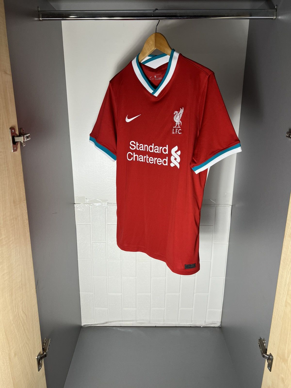 Nike VINTAGE NIKE FC LIVERPOOL ENGLAND SOCCER JERSEY RETRO Y2K Size US L / EU 52-54 / 3 - 8 Thumbnail