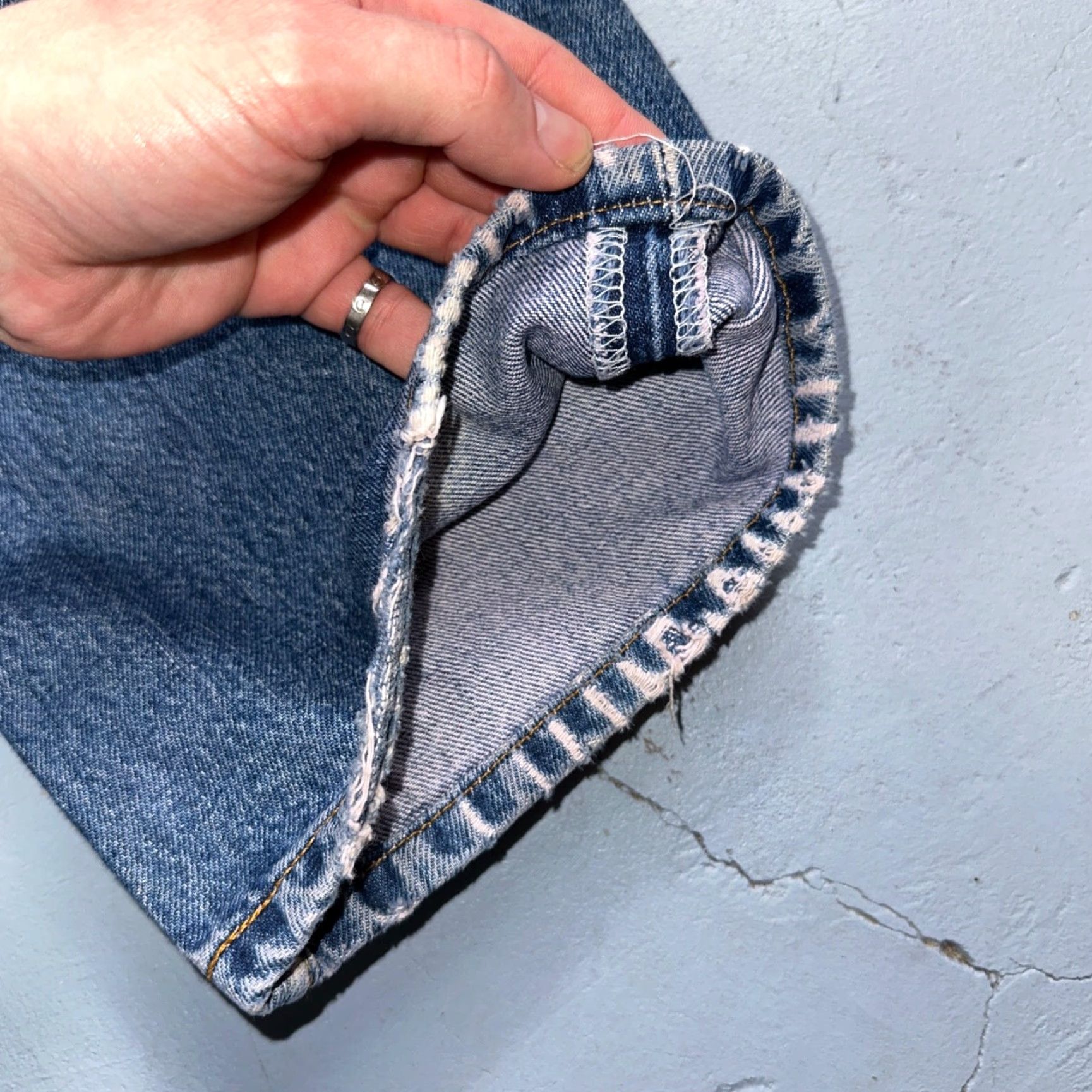 Levi's VINTAGE Levi's 501 Jeans 32x32 Levi's 501 Series Straight Mid Blue Denim Cotton Men 90s Europe 32x32 Regular Jeans Mens Size US 32 / EU 48 - 4 Thumbnail