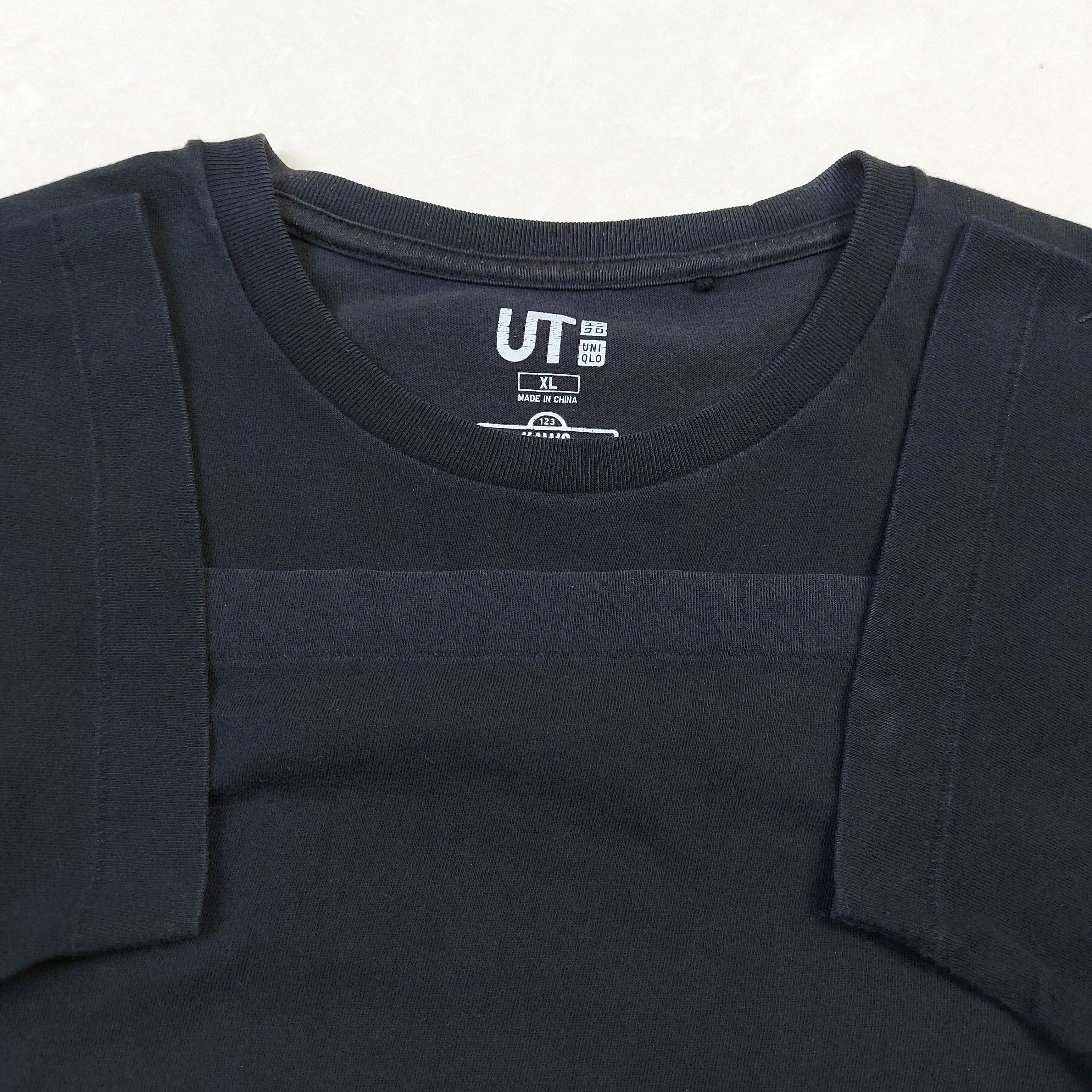 Kaws × Uniqlo KAWS x Uniqlo x Sesame Street Elmo Embroidery Pocket TEE Size US XL / EU 56 / 4 - 9 Thumbnail