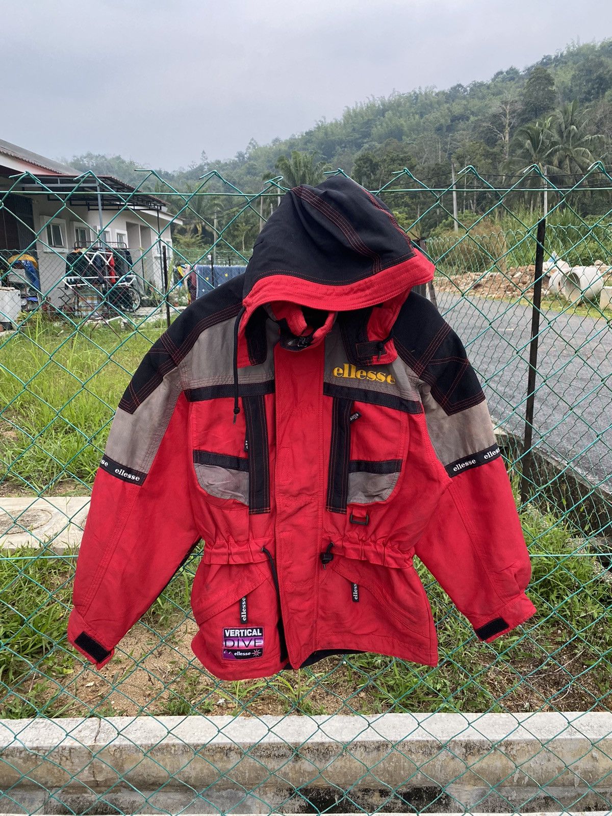 image of Ellesse Vertical Dive Skiwear Jacket in Red Black, Men's (Size Medium)