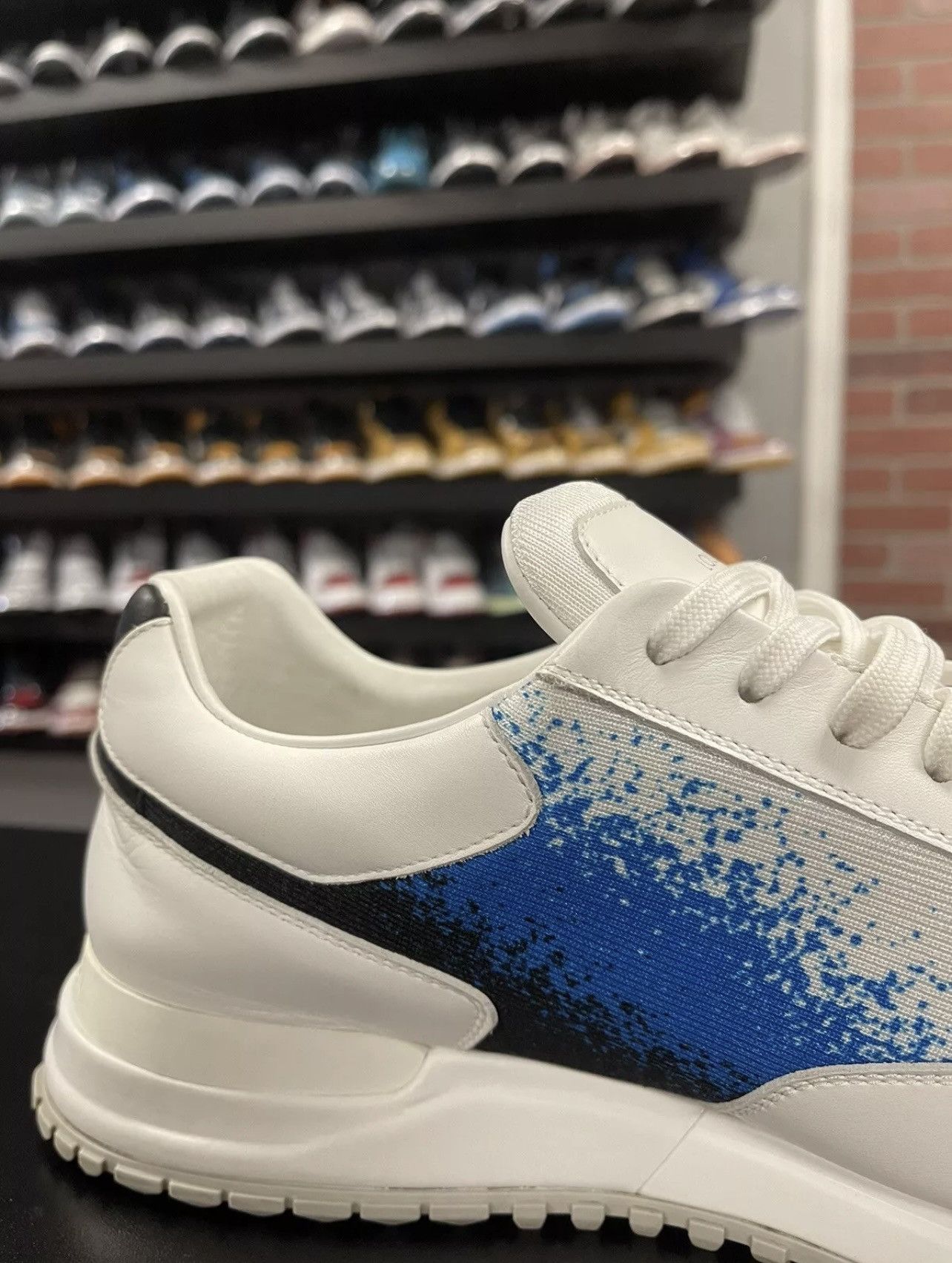 Louis Vuitton Size 10US/9LV - Louis Vuitton Run Away Sneaker White/Blue Size US 10 / EU 43 - 7 Thumbnail