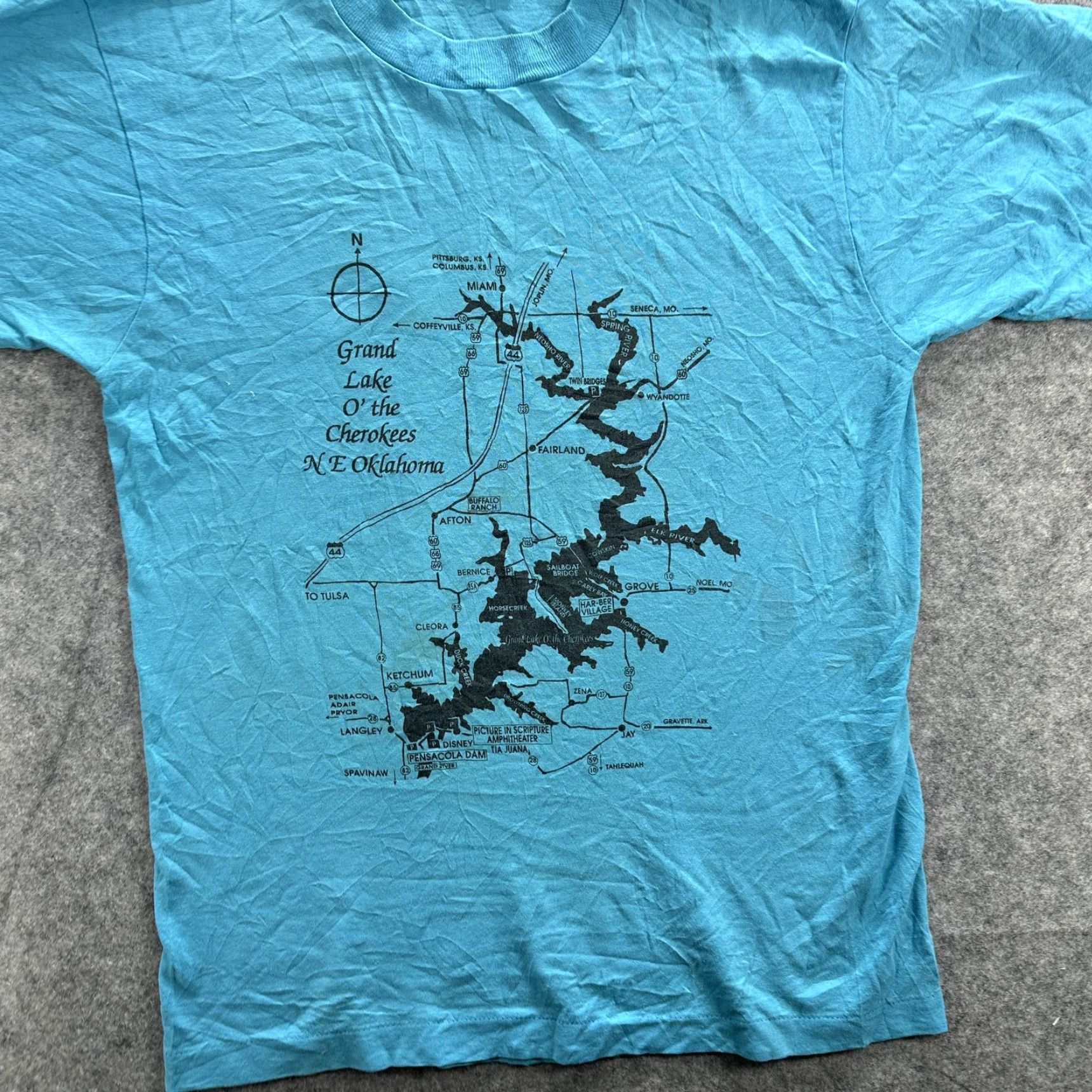 Fruit Of The Loom VINTAGE Grand Lake O' the Cherokees Shirt Mens Medium Blue Map Oklahoma 80s USA Size US M / EU 48-50 / 2 - 3 Thumbnail