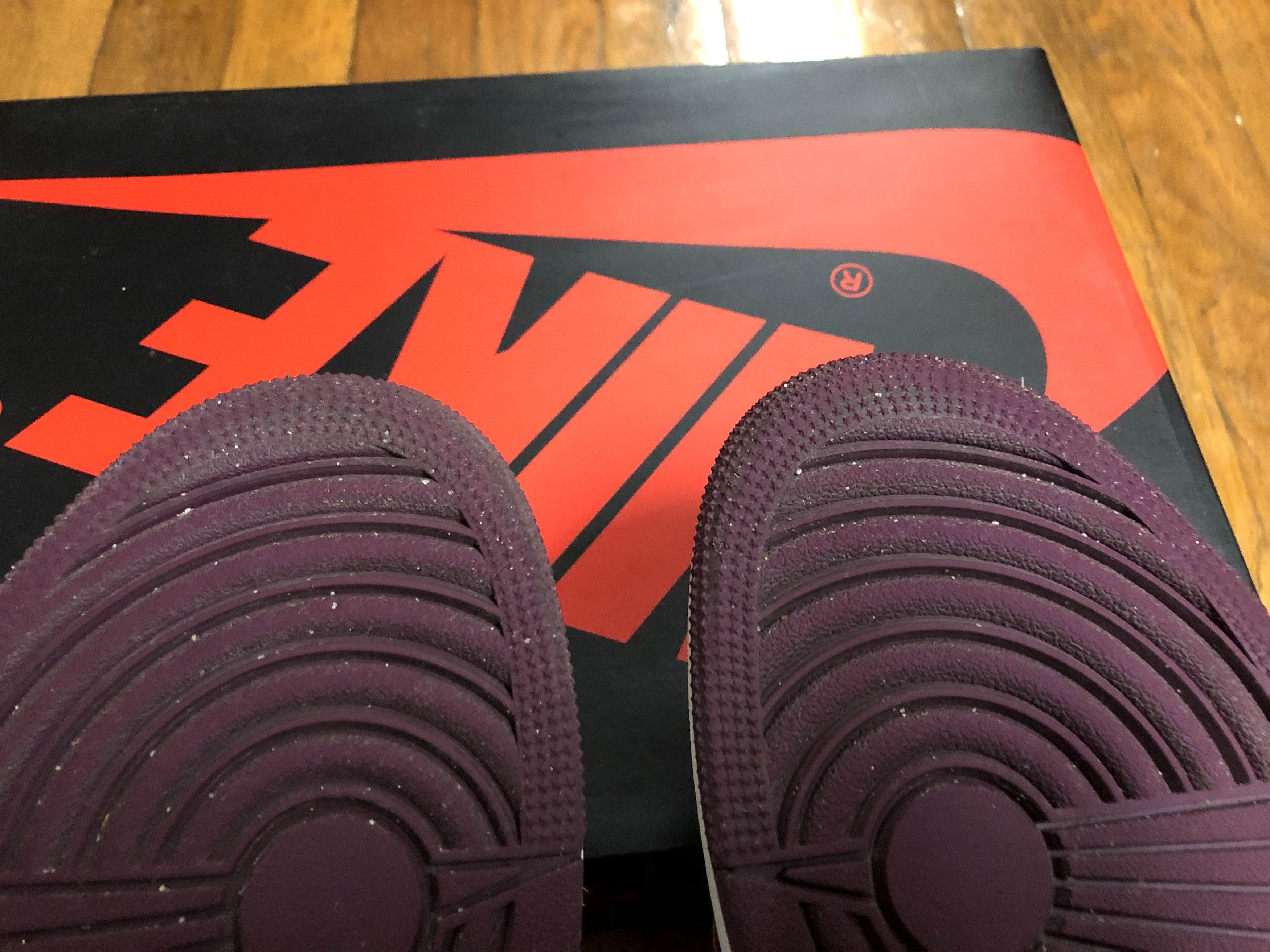 Nike *USED* Nike Air jordan 1 high OG Bordeaux sz 9 555088 611 Size US 9 / EU 42 - 11 Thumbnail