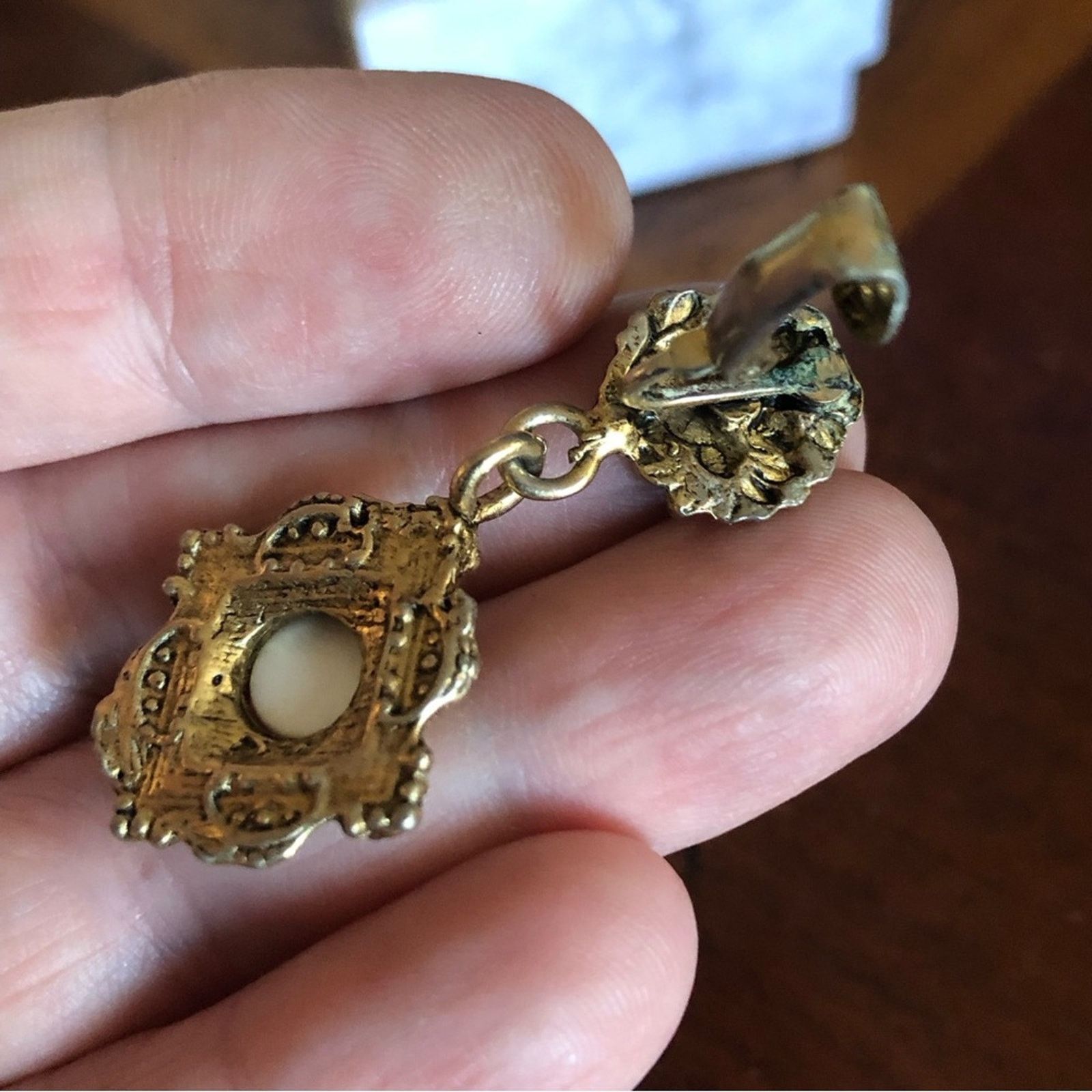 Vintage Vintage antique gold tone cream glass pearl clip on earring Size ONE SIZE - 5 Thumbnail