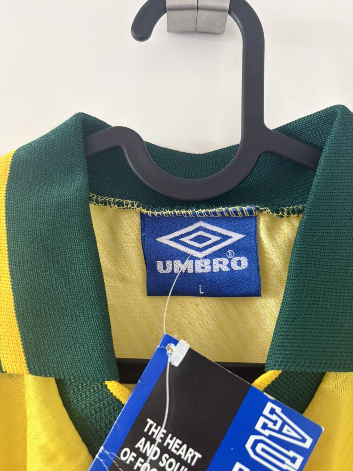 Umbro Brazil umbro 1996 home BNWT vintage Soccer Jersey Size US L / EU 52-54 / 3 - 3 Thumbnail