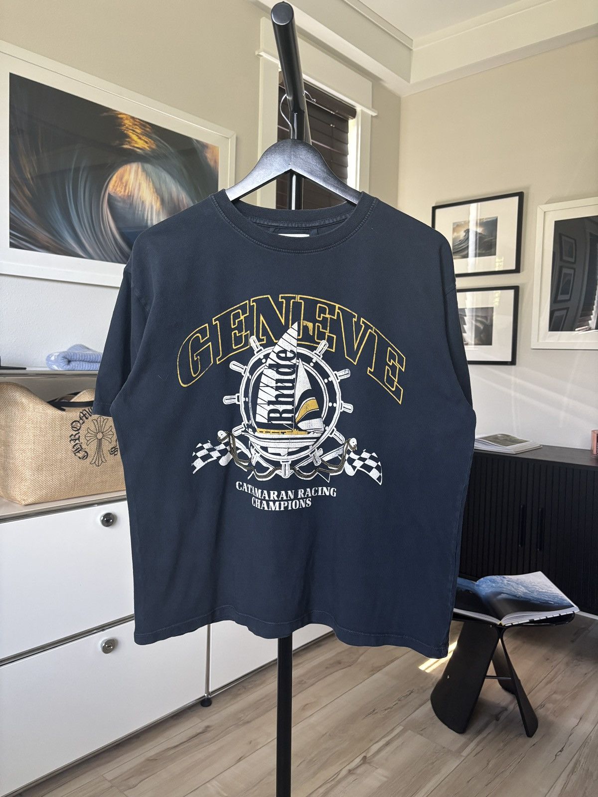 RHUDE GENEVE VACATION SAILING LOGO TEE
