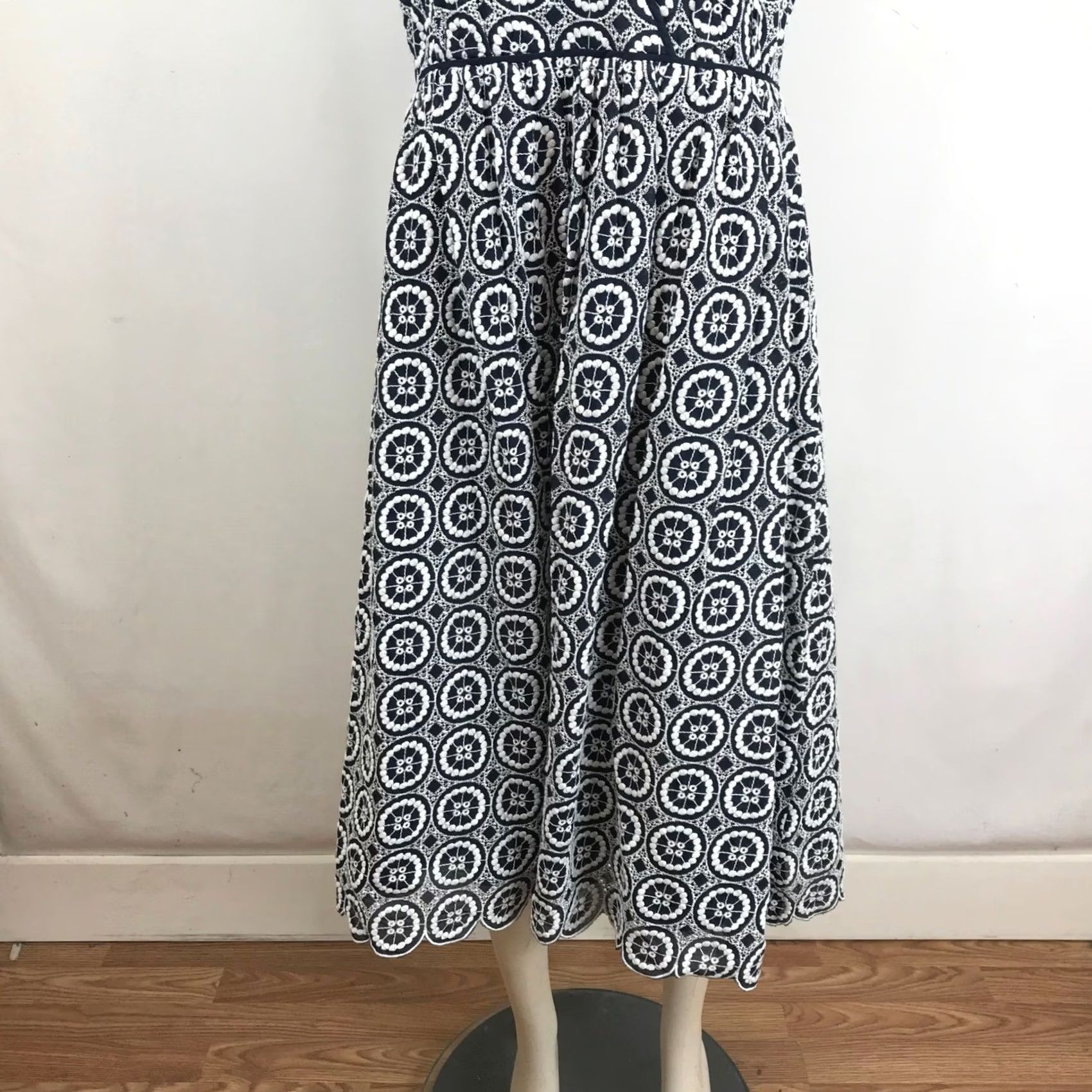 J.Crew VINTAGE J.Crew Navy Blue White Eyelet Embroidered Midi Dress Scalloped Hem Size 8 Size M / US 6-8 / IT 42-44 - 3 Thumbnail