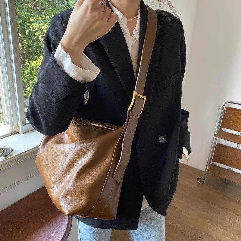 Vintage Capacity Messenger Crossbody Unisex Pu Leather Shoulder Bag in Brown, Women's