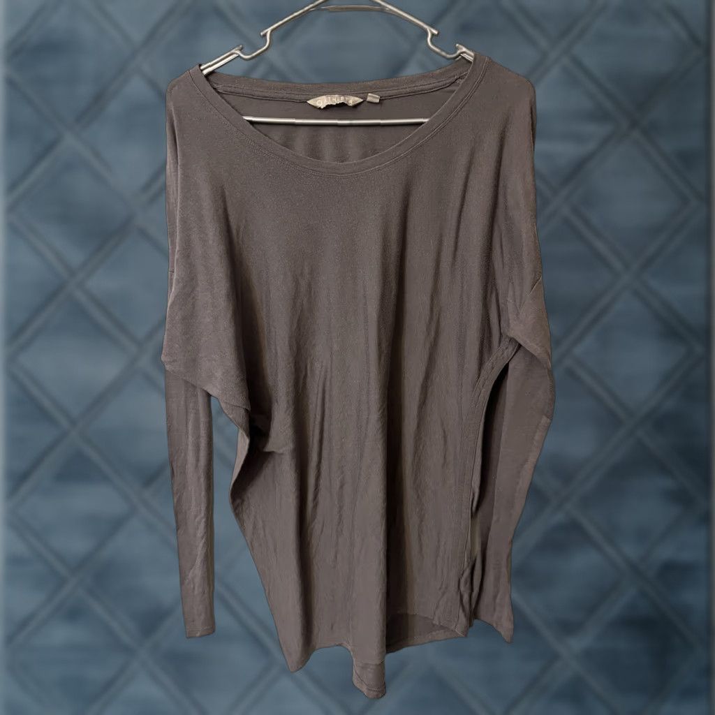 Athleta Athleta Gray T-Shirt Top Size Medium Long Sleeve Activewear Casual Regular Womens Size M / US 6-8 / IT 42-44 - 1 Thumbnail
