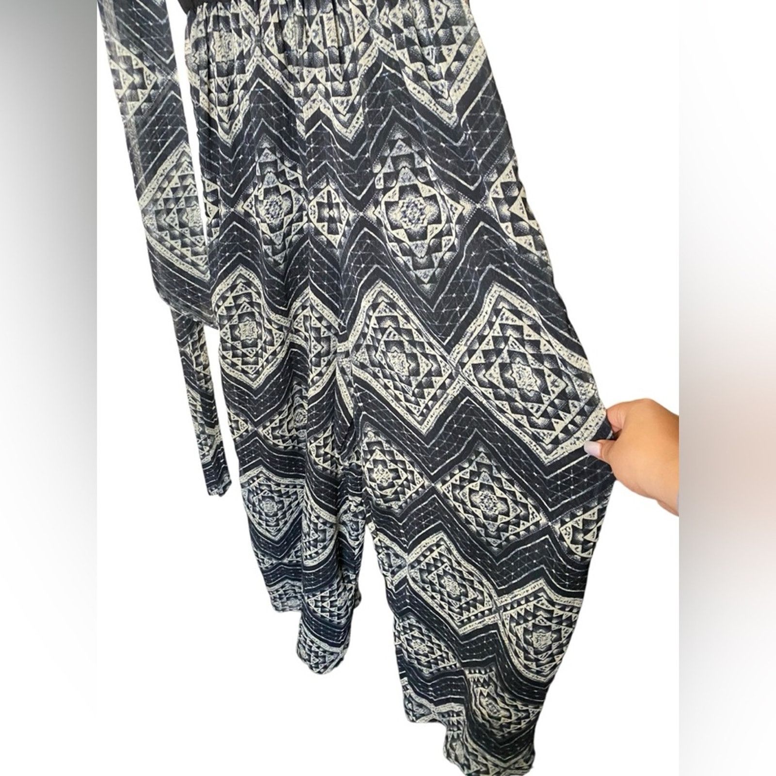 Alice + Olivia ALICE + OLIVIA Printed V-Neck Jumpsuit Black M Size 28" / US 6 / IT 42 - 4 Thumbnail