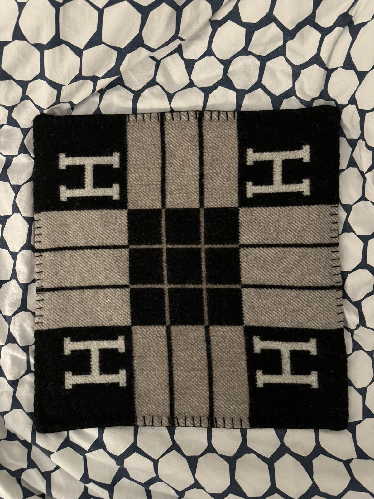 Oreiller Hermès Avalon – Petit – Écru/Potiron – Neuf Sous Boîte – Navy