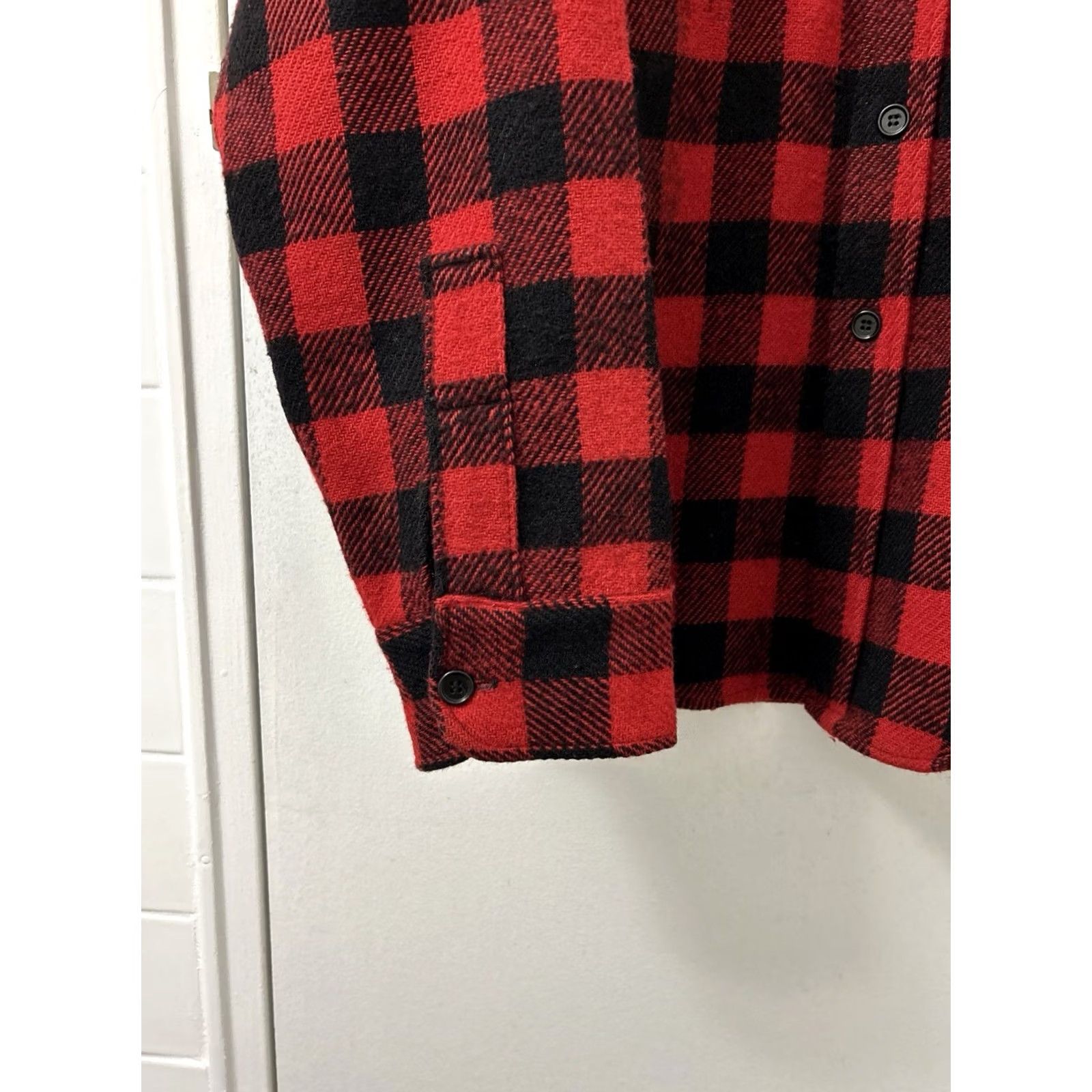 Vintage VINTAGE Woolrich Flannel Shirt Mens L Black Red 85% Wool Made in USA L/S Shirts Woolrich Shirt Men's Red Plaid Heavyweight Pockets 85% Wool Nylon USA Size US L / EU 52-54 / 3 - 7 Thumbnail