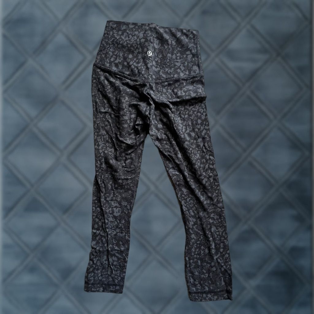 Lululemon VINTAGE Lululemon Women's Leggings Size 2 Activewear Gray Cropped High Rise Size 26" / US 2 / IT 38 - 1 Thumbnail