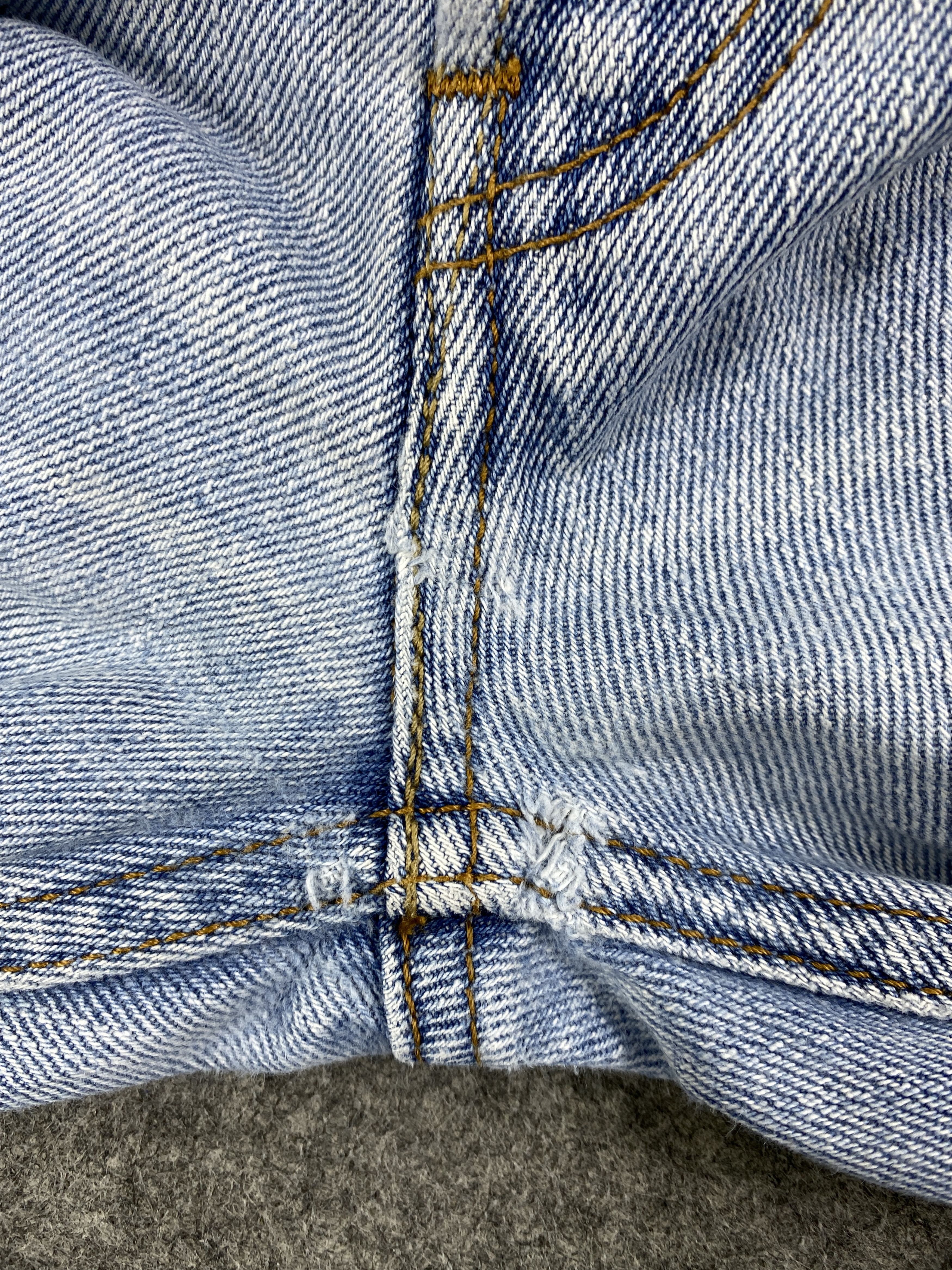Levi's Mid Blue Vintage Levi's 505 Jeans 35x31 Denim -JN1790 Size US 35 - 11 Thumbnail