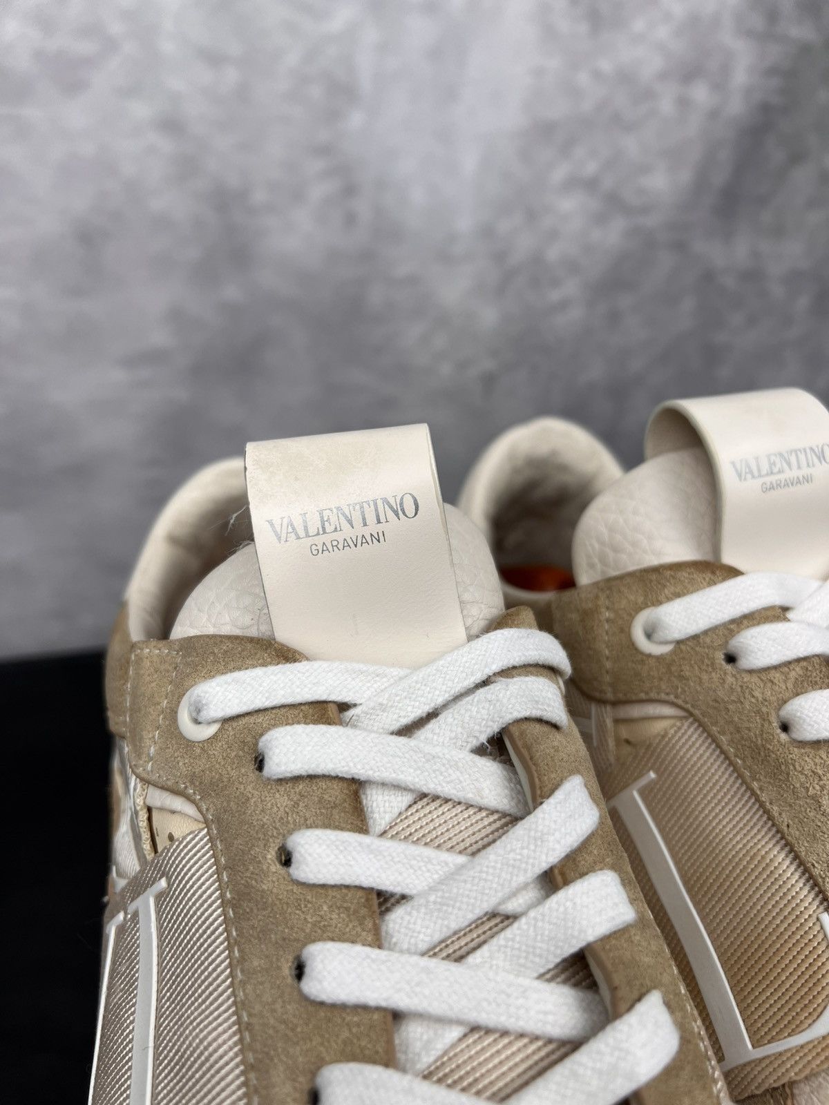 Valentino Valentino Garavani Leather Low-Top Sneakers Beige | Size 40 Size US 7 / EU 40 - 6 Thumbnail