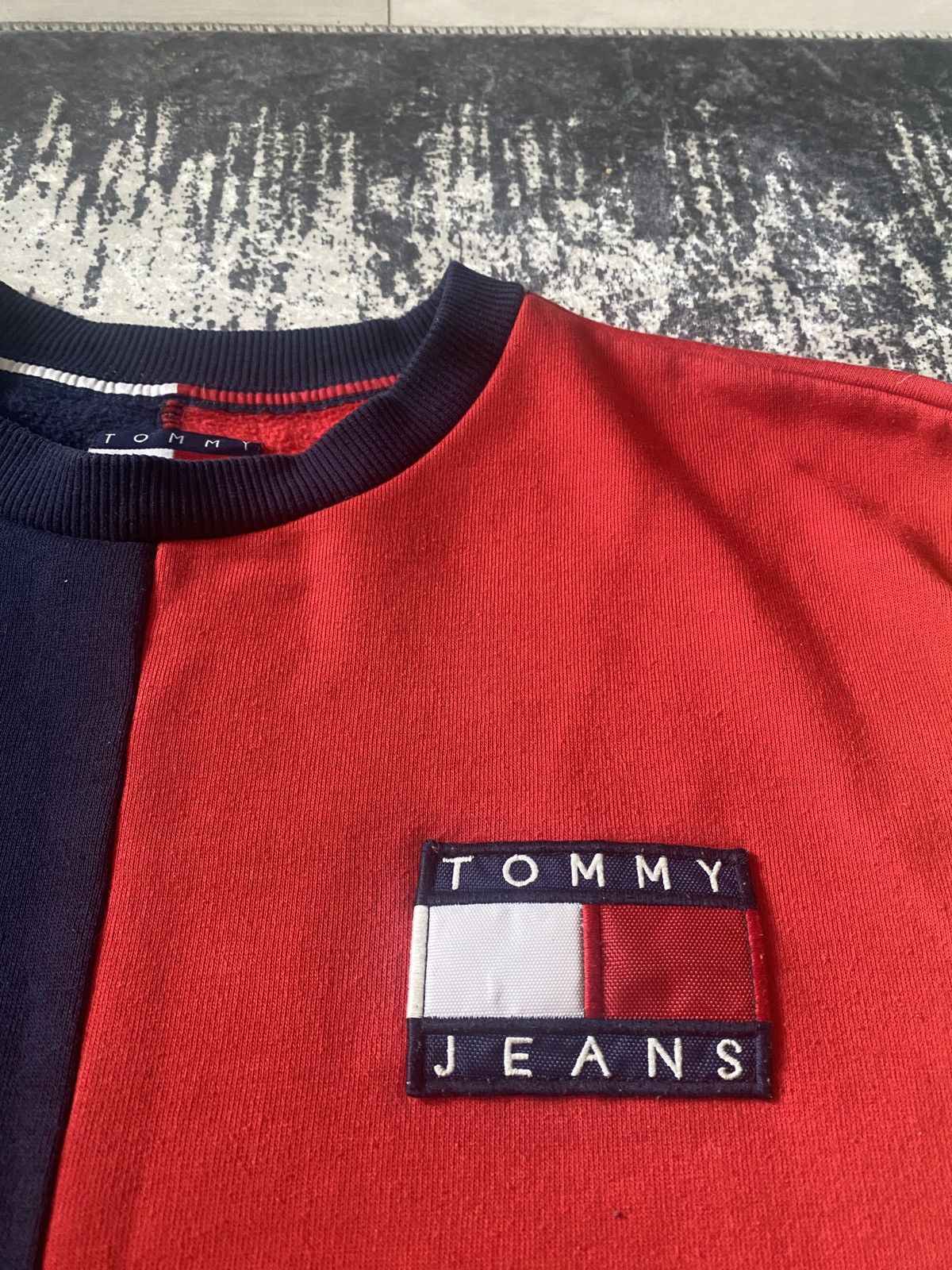 Tommy Hilfiger Tommy hilfiger with big logo on sleeve vintage style Size US L / EU 52-54 / 3 - 6 Thumbnail