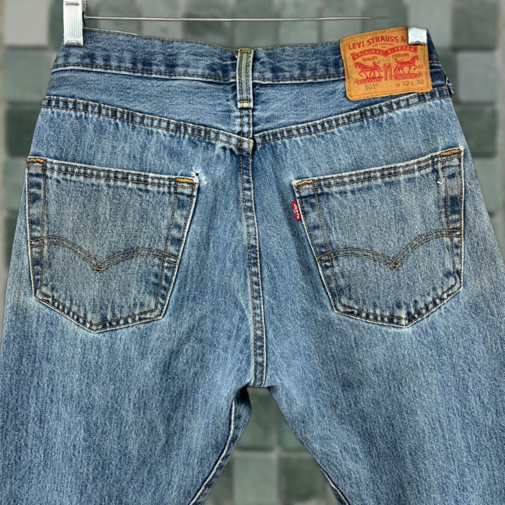 LEVI'S 501 Jeans Mens 32x32 Denim Button Fly 5-Pocket Light Wash Blue Adult Regular Medium Mens