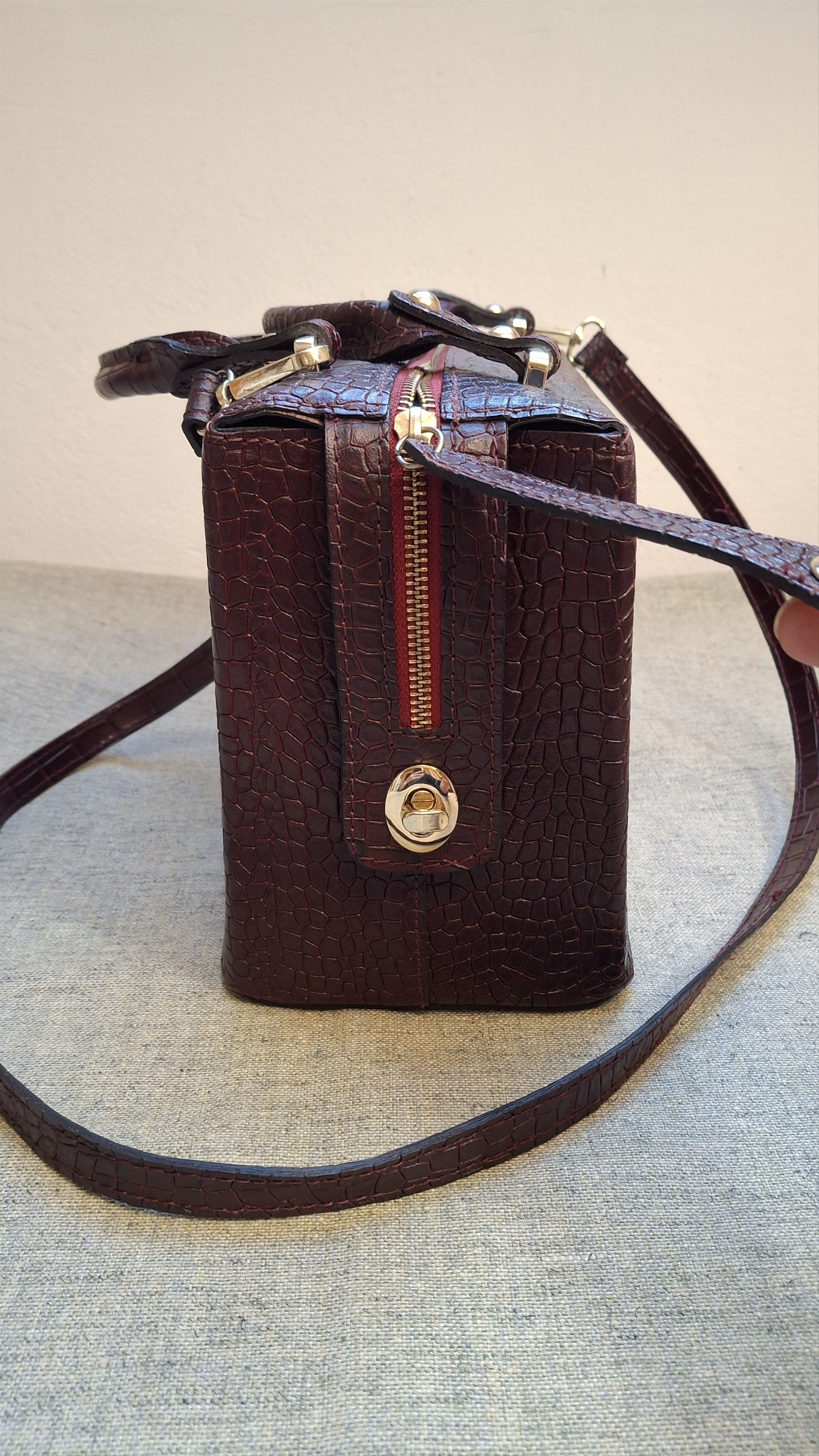 Vintage Avant-Garde Burgundy Croc Doctor Bag: Pristine Y2K Size ONE SIZE - 3 Thumbnail