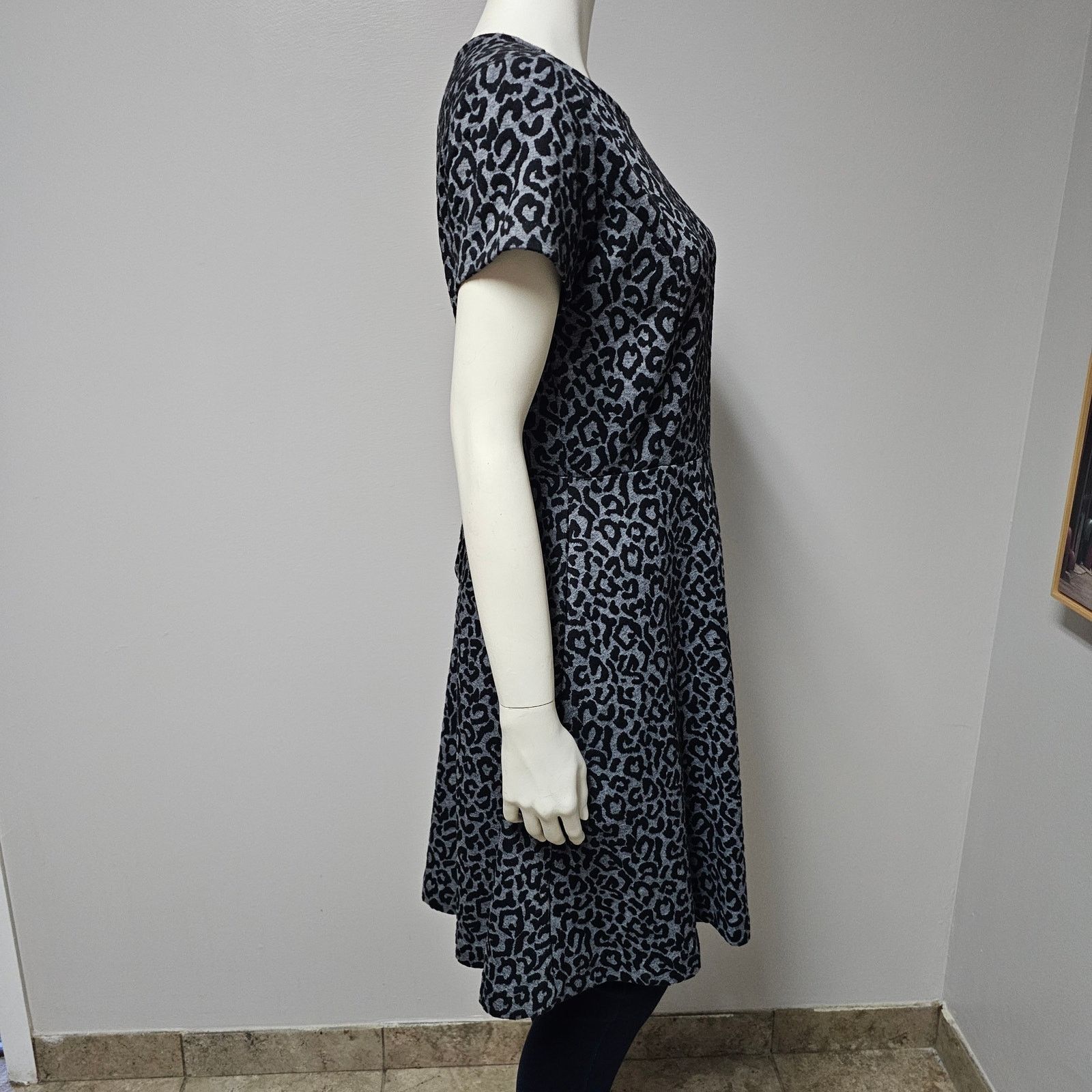 Loft Ann Taylor LOFT Gray/Black Animal Print Swing Knit Dress sz6 Size M / US 6-8 / IT 42-44 - 2 Thumbnail