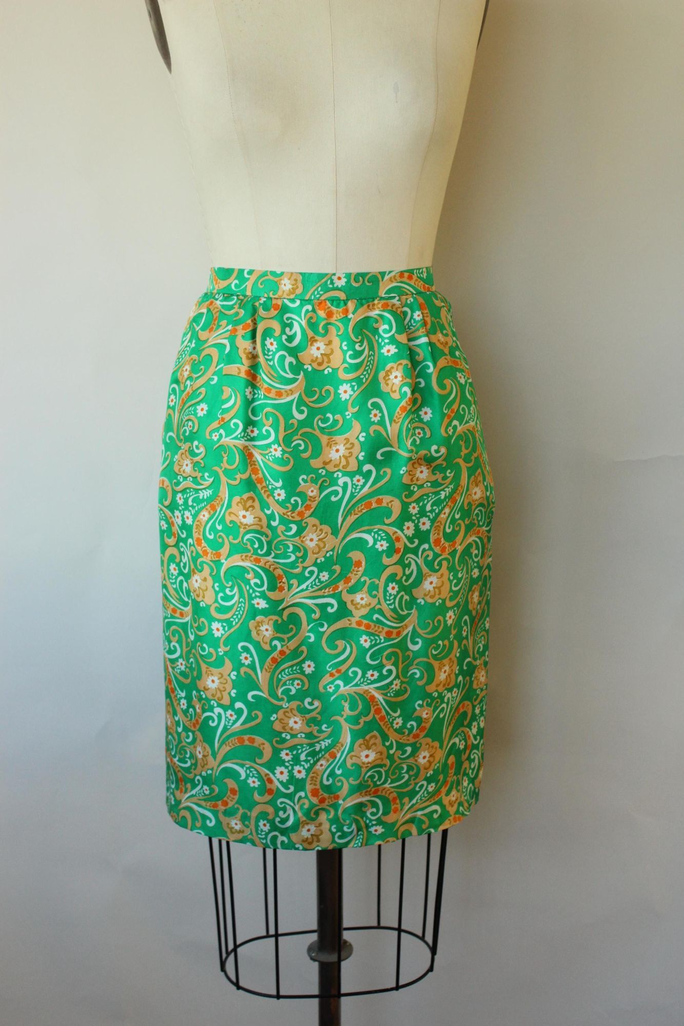 Vintage Vintage 1960s Suit, Green and Gold Silk Jacket and Skirt wit Size M / US 6-8 / IT 42-44 - 2 Thumbnail