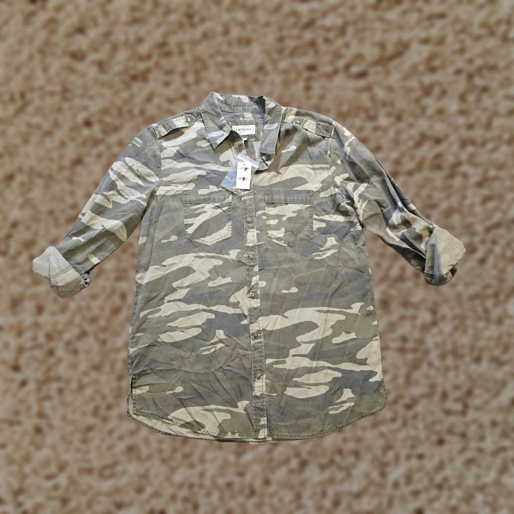 Express Express Top Womens Size Small Green Camo Boyfriend Fit Button Long Sleeve Casual Size S / US 4 / IT 40 - 1 Thumbnail