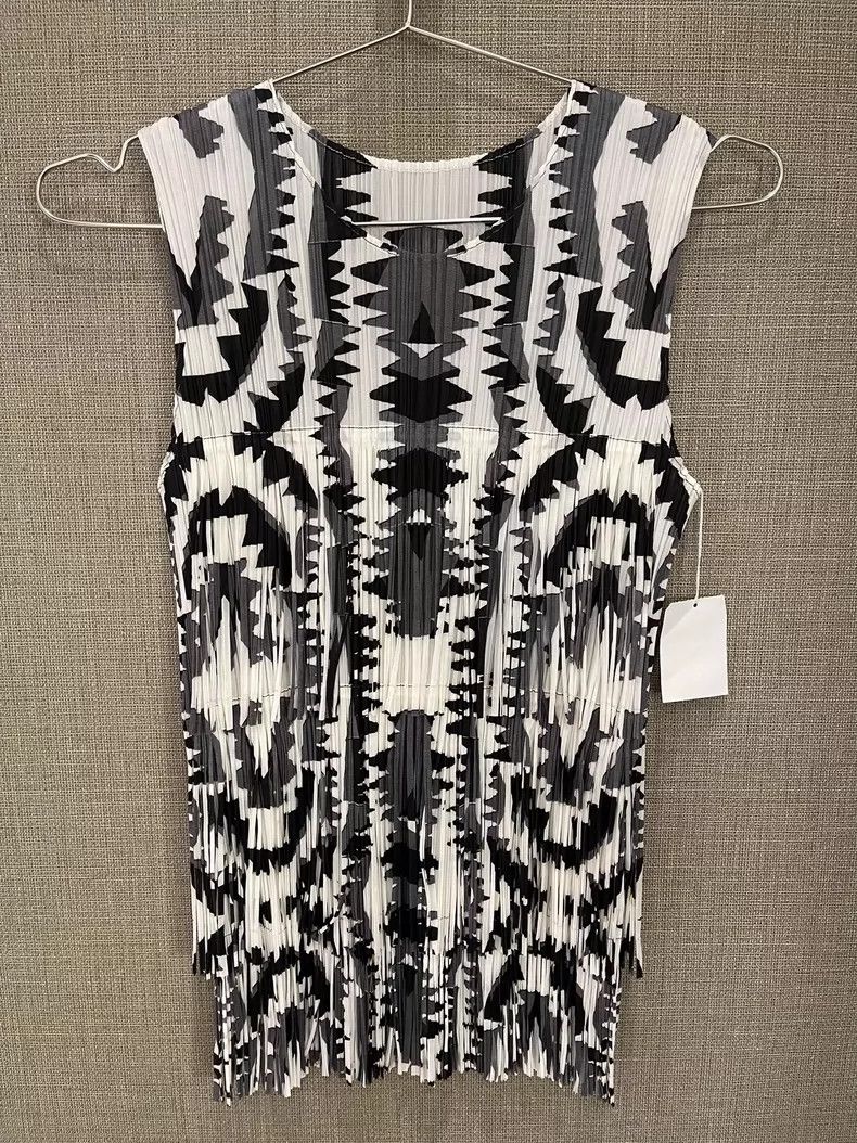 Issey Miyake Issey Miyake size:5 Black and white pleated vest Size M / US 6-8 / IT 42-44 - 1 Thumbnail