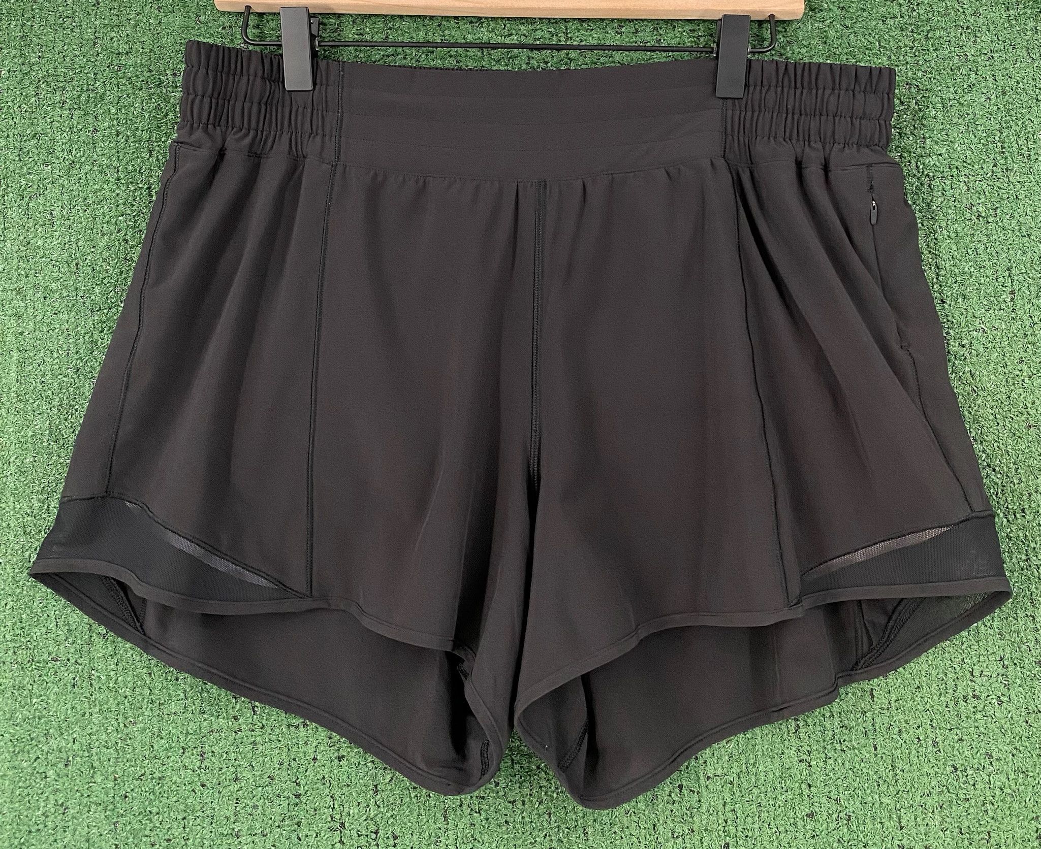 Lululemon Lululemon Hotty Hot High Rise 4" Inseam Black Shorts 12 Size 36" / US 14 / IT 50 - 1 Thumbnail