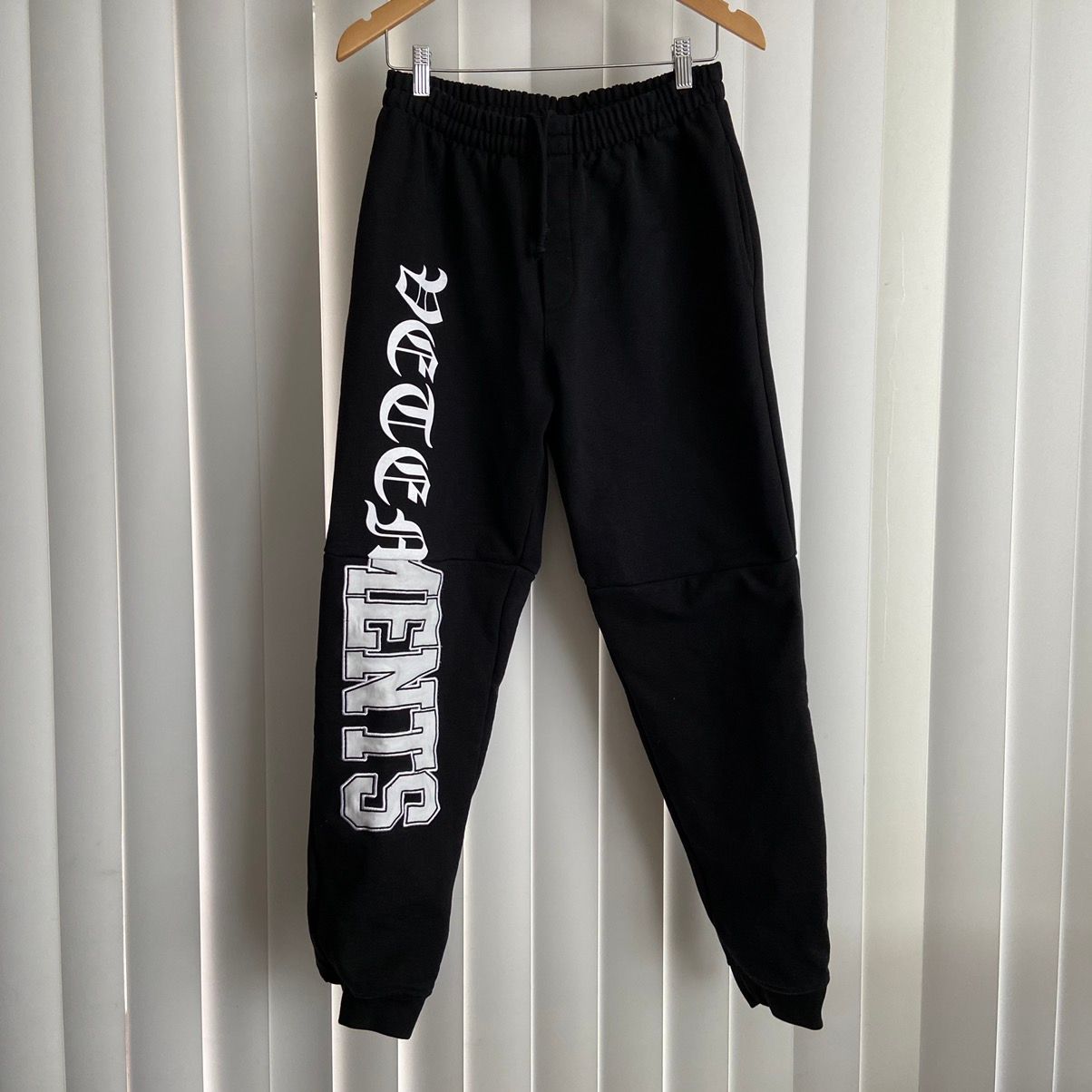Pre-owned Vetements Reconstructed Gothic Logo Sweatpants In Black