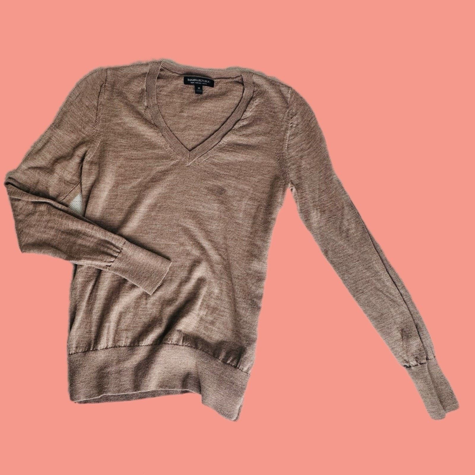 Banana Republic Banana Republic 100% Extra Fine Merino Wool V Neck Sweater Size M / US 6-8 / IT 42-44 - 1 Thumbnail