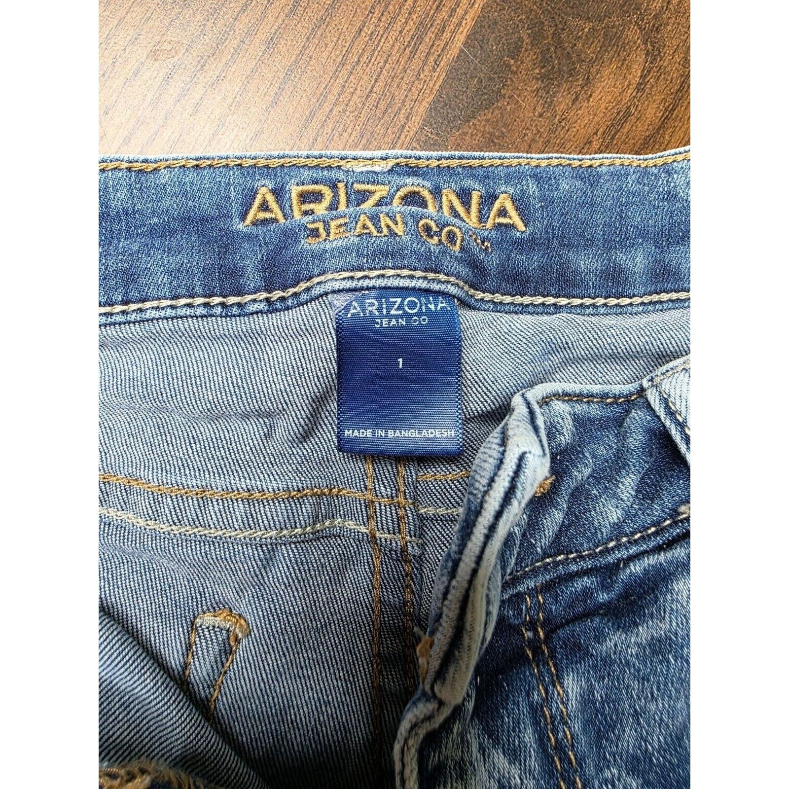 Arizona Jean Co. Arizona distressed jean shorts. soft & stretchy size 1 Size 25" / US 0 / IT 36 - 5 Thumbnail