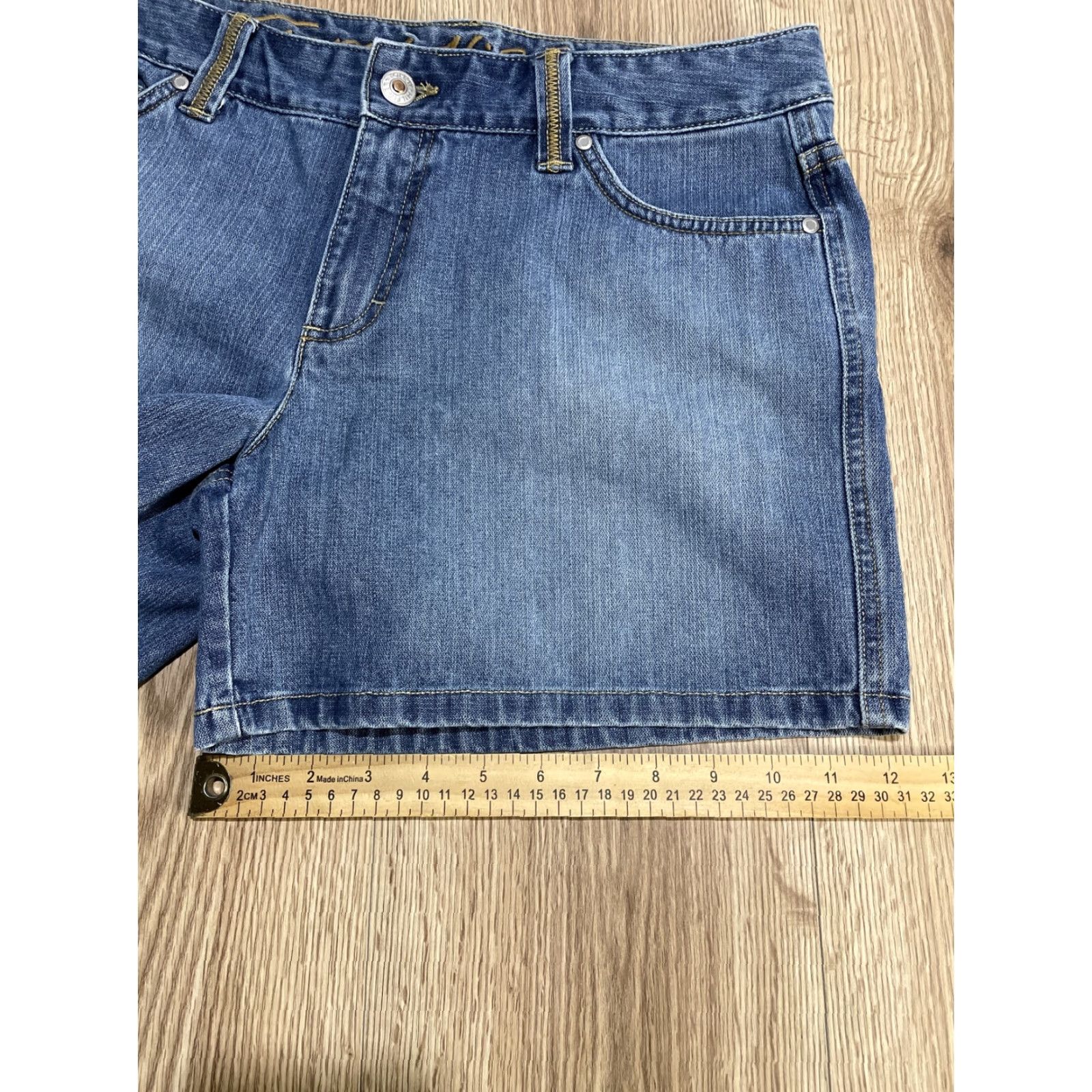Tommy Hilfiger VINTAGE Tommy Hilfiger Women's Denim Shorts Blue 90s Casual Summer Size 10 Size 32" / US 10 / IT 46 - 7 Thumbnail