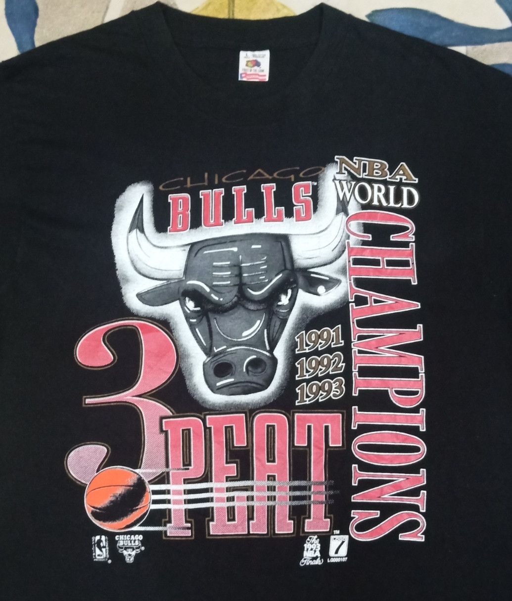 Vintage 90s Chicago Bulls 3 Peat NBA World Champions T-shirt