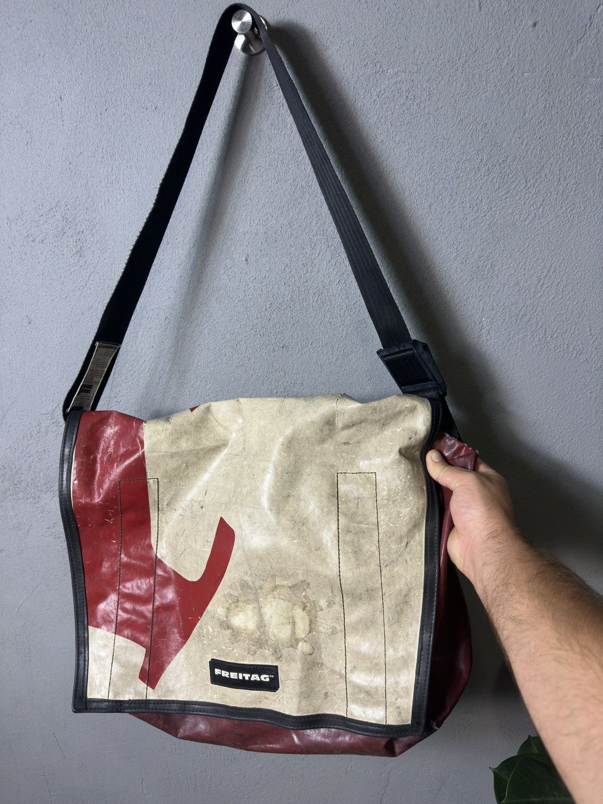 Freitag × Vintage Vintage Freitag Recycled Distressed Shoulder Bag Size ONE SIZE - 1 Thumbnail
