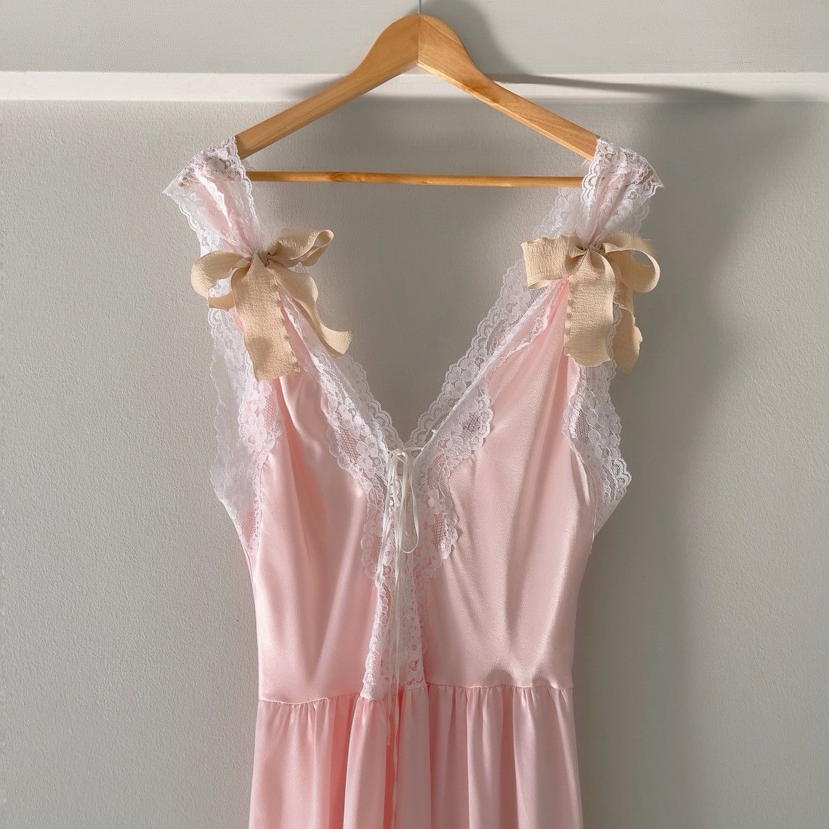 Vintage Cinema Etoile 1980s Pink Satin & Lace Nightgown (S) Size S / US 4 / IT 40 - 8 Thumbnail