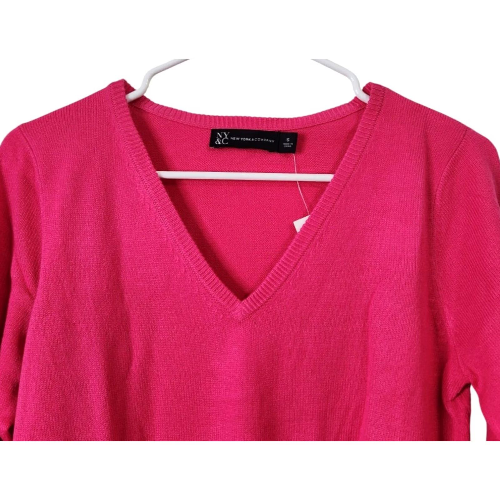 Vintage New York & Company NY&Co Womens S Sweater V-Neck Pullover Acrylic Pink Size S / US 4 / IT 40 - 3 Thumbnail