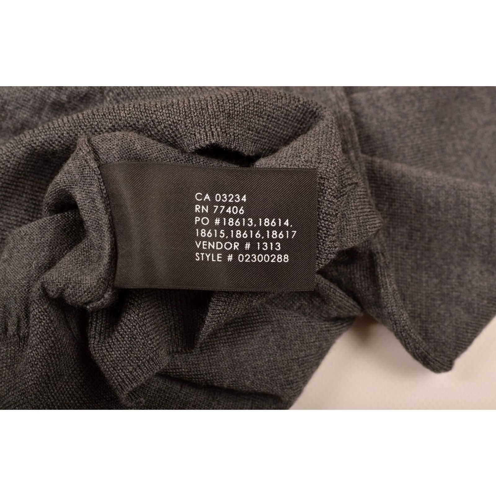 Club Monaco VINTAGE Club Monaco Gray Merino Wool V-Neck Pullover Sweater 02300288 Size M Mens Pullover Wool Gray Merch 90s Size US M / EU 48-50 / 2 - 5 Thumbnail