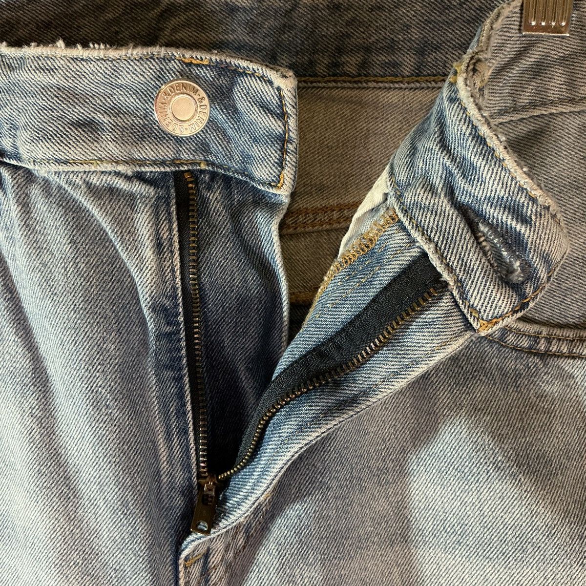 H&M H&M Loose Ample Jeans Men’s 34x30 Light Wash Straight Leg Size US 34 / EU 50 - 2 Thumbnail