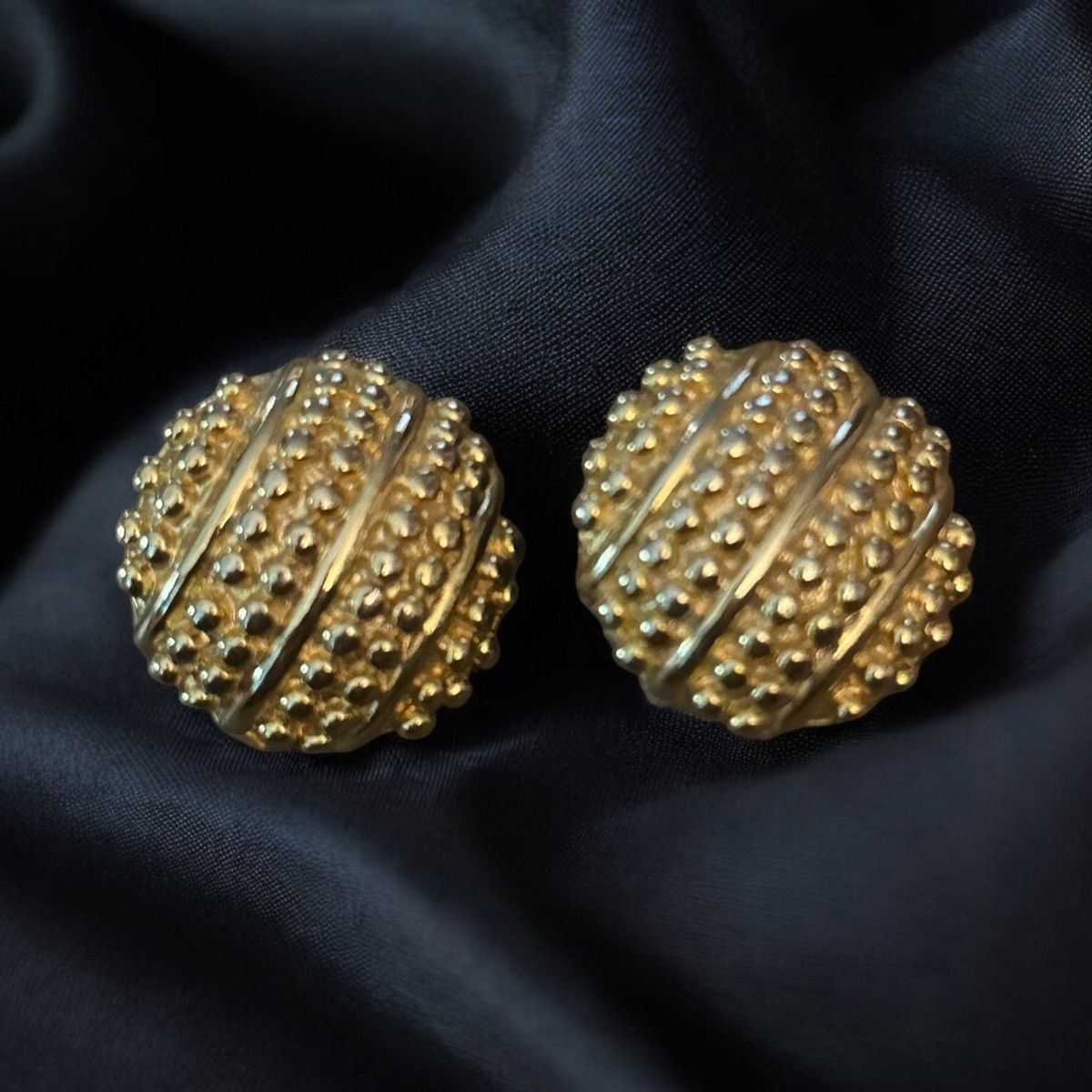 Vintage Vintage gold tone textured dome button clip on earrings Size ONE SIZE - 1 Thumbnail
