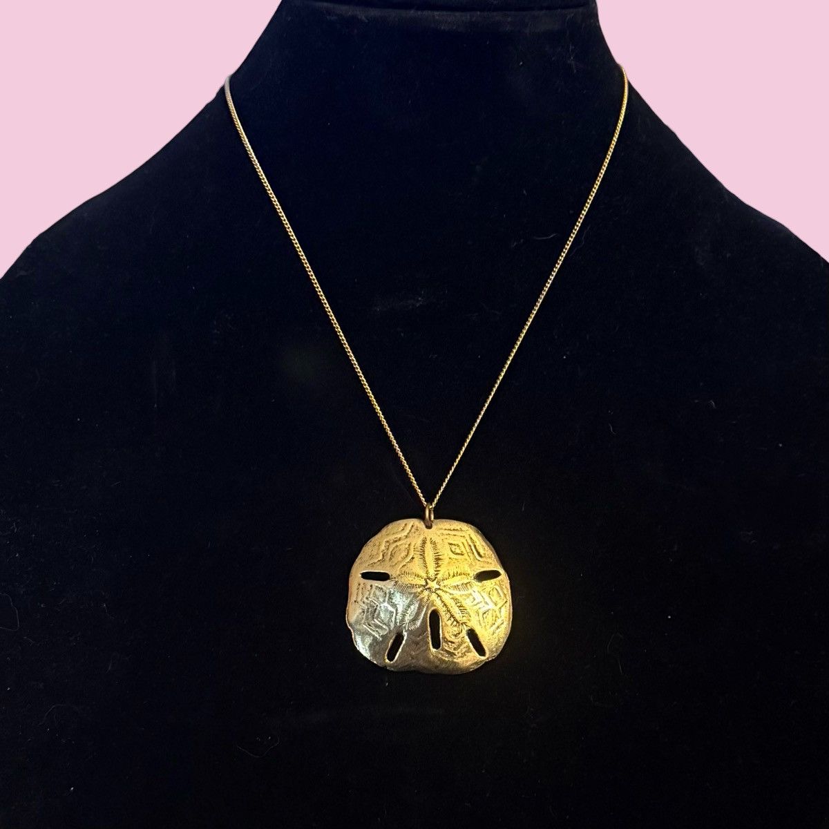 Other Gold tone large Sand Dollar pendant necklace Size ONE SIZE - 1 Thumbnail