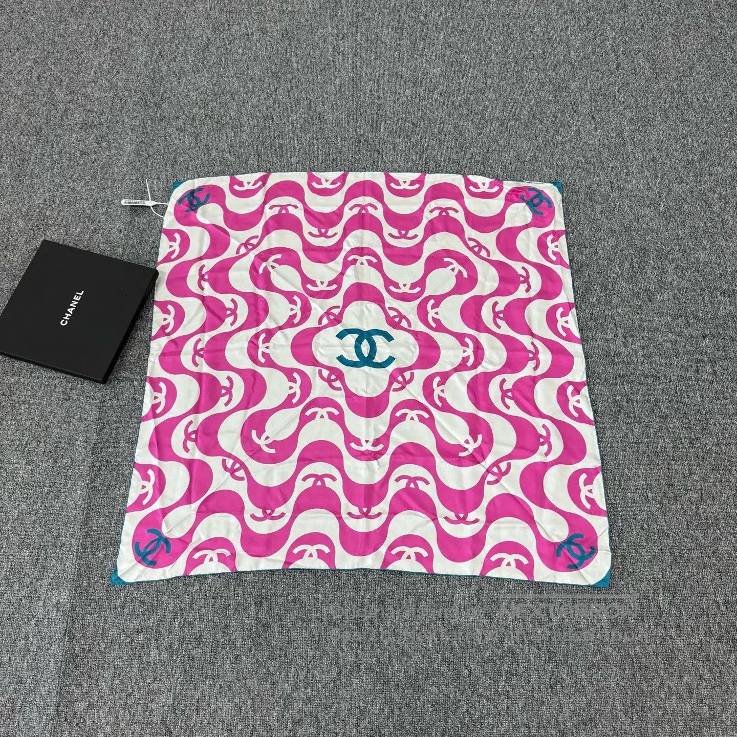 Chanel Chanel White and pink pattern Double C scarf| Size ONE SIZE - 1 Thumbnail