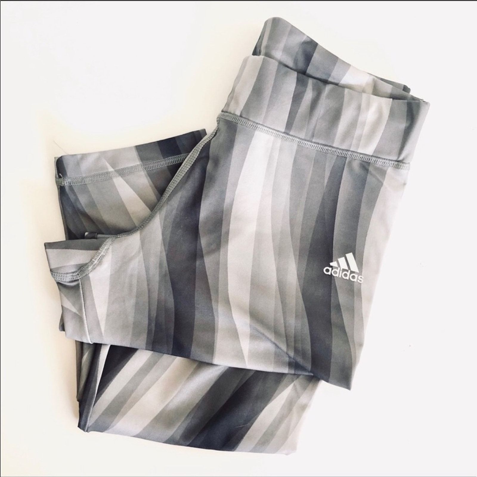 Adidas ADIDAS Climalite Grey White Stripe Print Crop Capri Legging Size 28" / US 6 / IT 42 - 1 Thumbnail