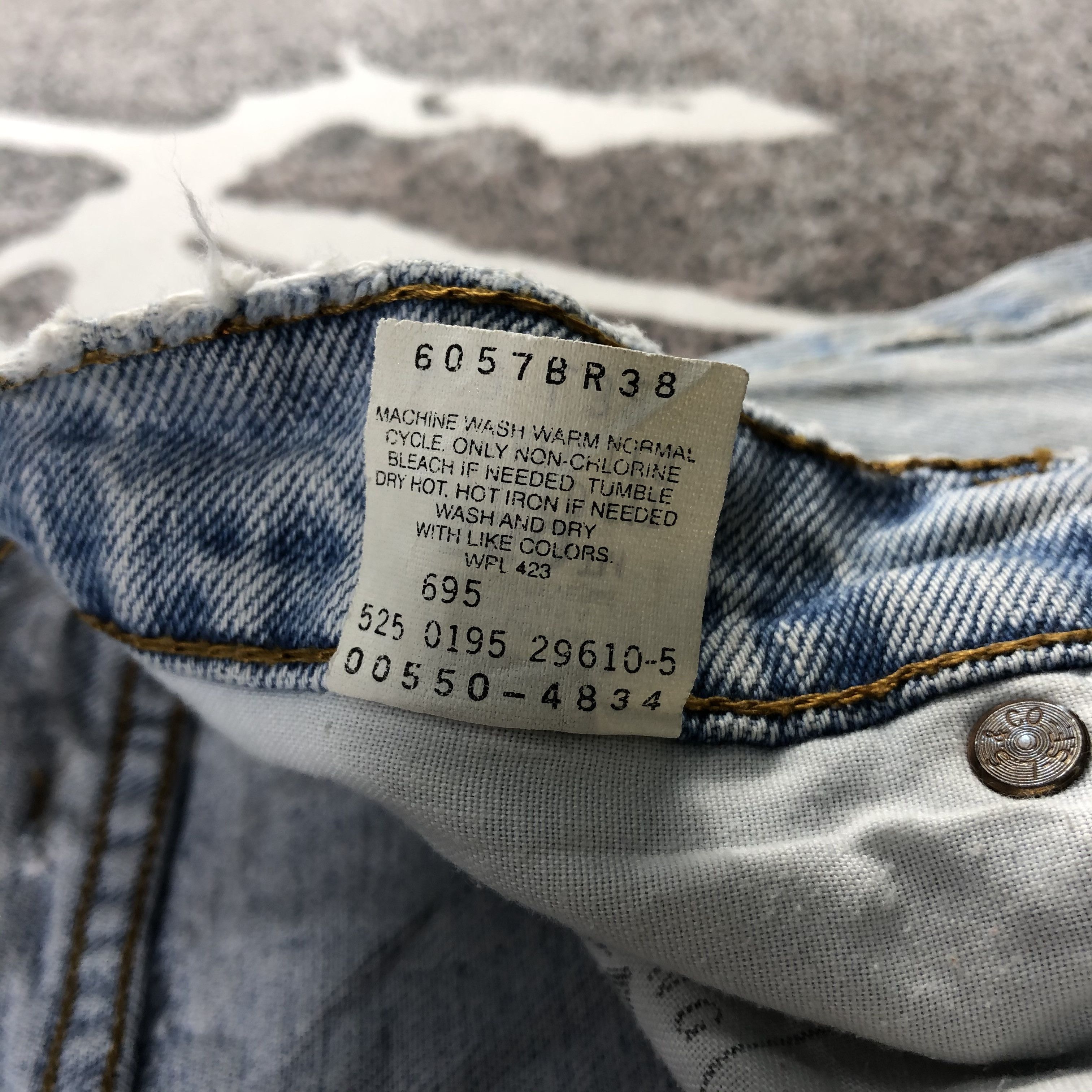 Levi's Vintage 90s Levis 550 Jeans Light Wash Denim KJ929 Size US 32 / EU 48 - 20 Thumbnail