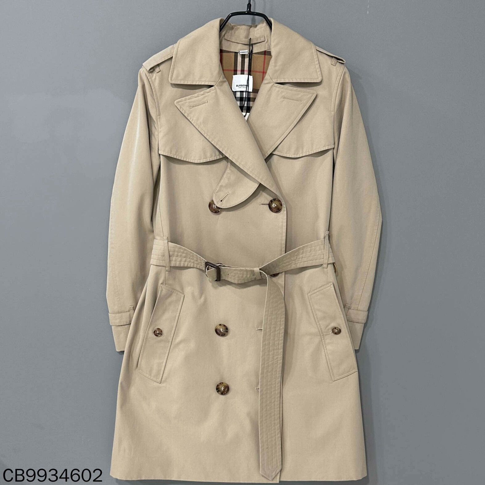 Burberry Burberry Plaid Beige Coat M Women Size M / US 6-8 / IT 42-44 - 1 Thumbnail