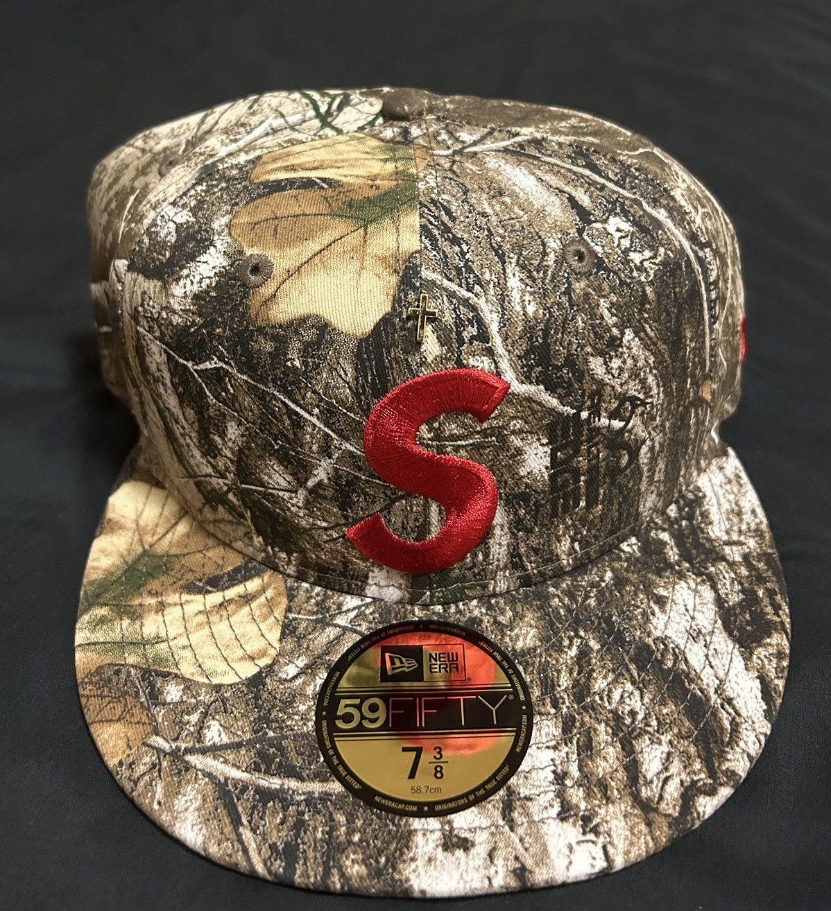 $*$様 Supreme Gold Cross S Logo New Era Supreme Gold Cross S Logo New Era Fitted Hat Stone - SS24 - US