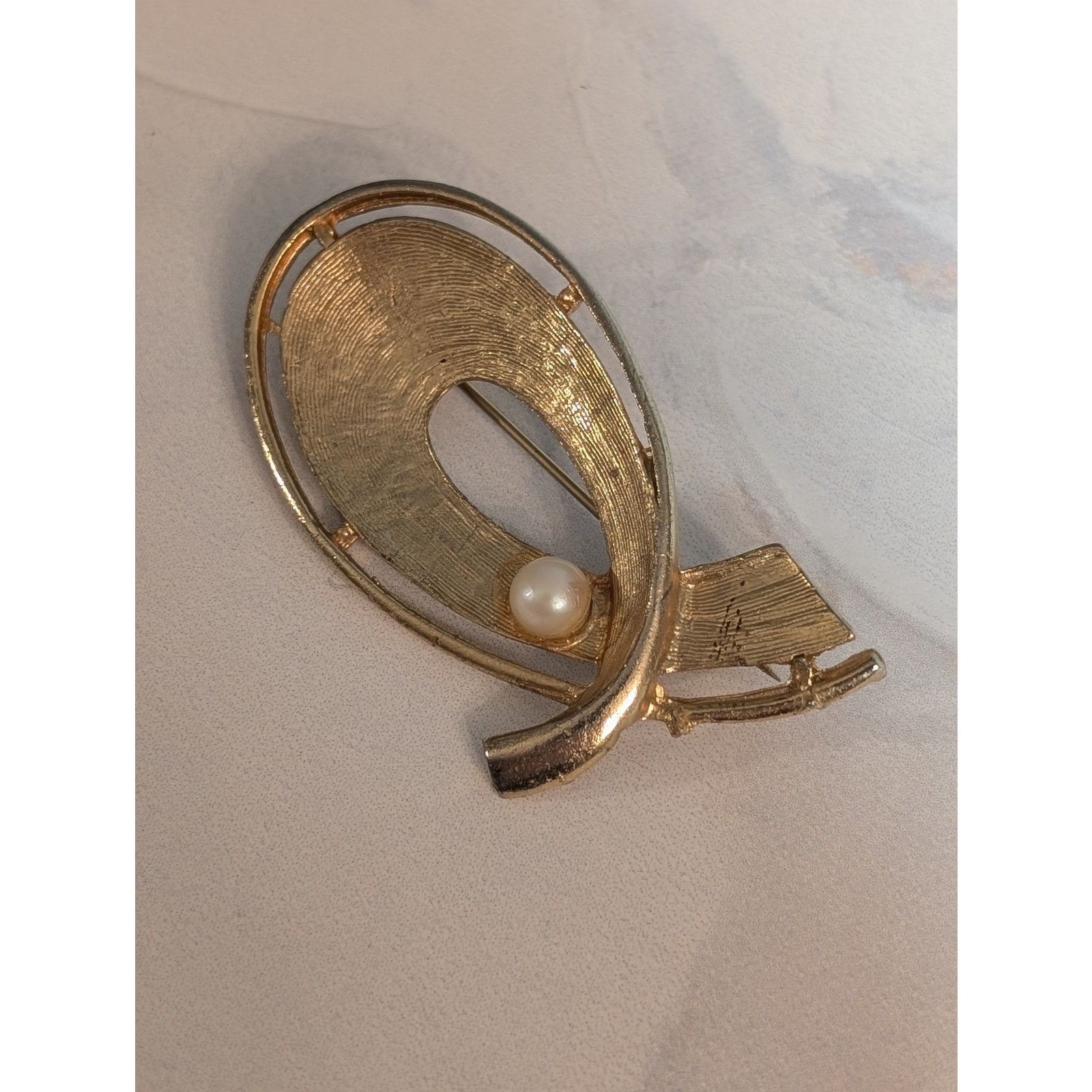 Vintage VTG 1960s Gold-Tone Etched Ribbon w/ Faux Pearl Brooch Pin Size ONE SIZE - 1 Thumbnail