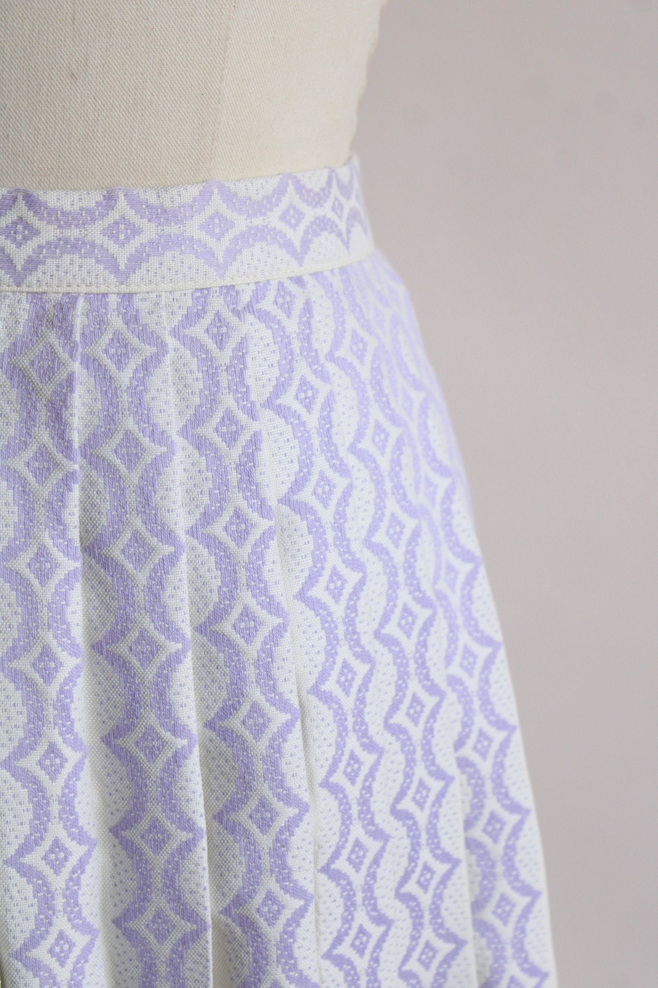 Vintage Vintage 1960s Skirt, Bobbie Brooks Pleated Purple and White Size 27" / US 4 / IT 40 - 3 Thumbnail