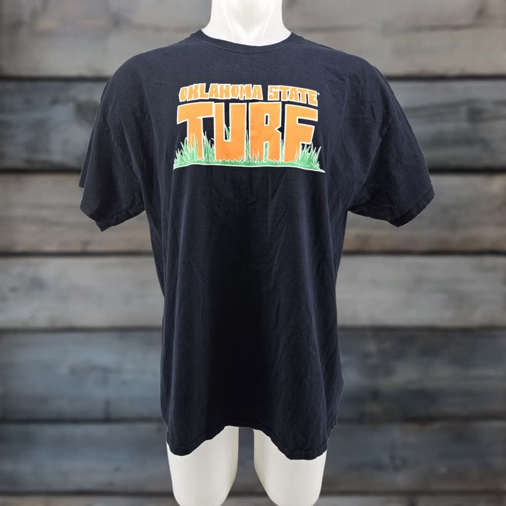 Gildan Oklahoma State Turff Cowboys OSU NCAA T Shirt XL DBL Sided Black Mens Size US XL / EU 56 / 4 - 1 Thumbnail