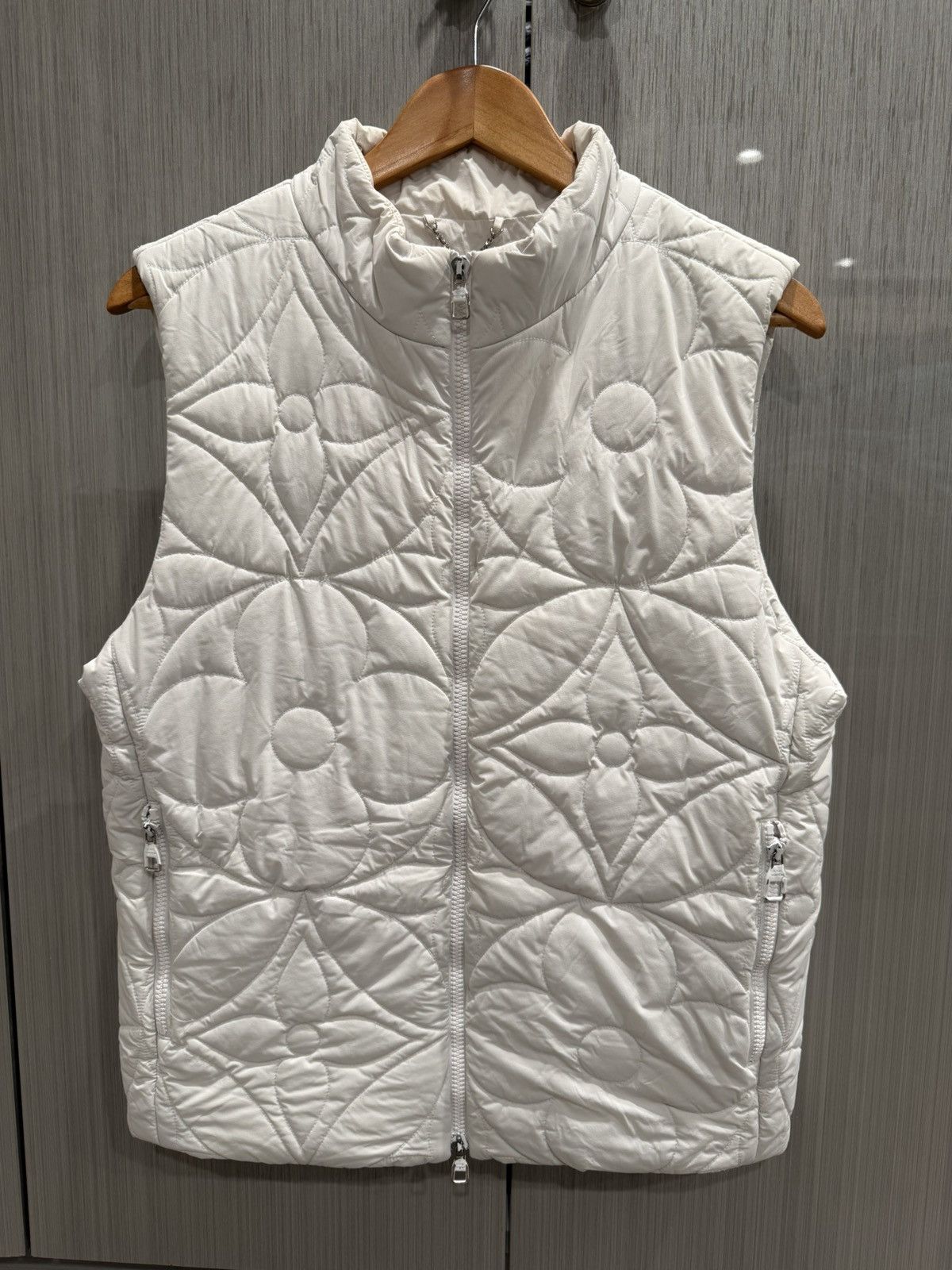 Louis Vuitton Louis Vuitton White Flower Monogram Vest Size US M / EU 48-50 / 2 - 1 Thumbnail