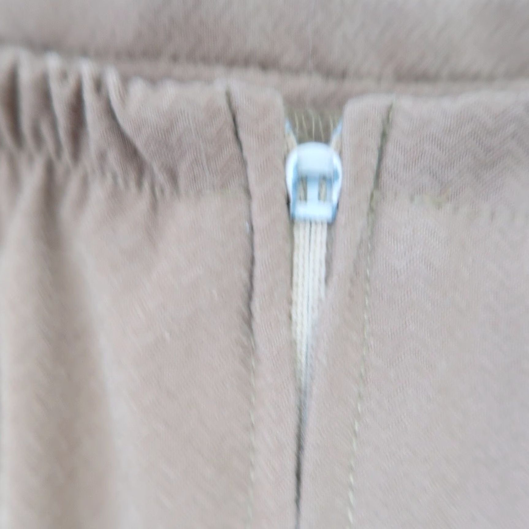 Vintage VINTAGE Sarah B Studio Tan Textured Midi Skirt 16 Skirt Women 90s Pencil High-Waisted Zip Back Polyester Spandex Fall Spring Women Womens Size 38" / US 16 / IT 52 - 4 Thumbnail