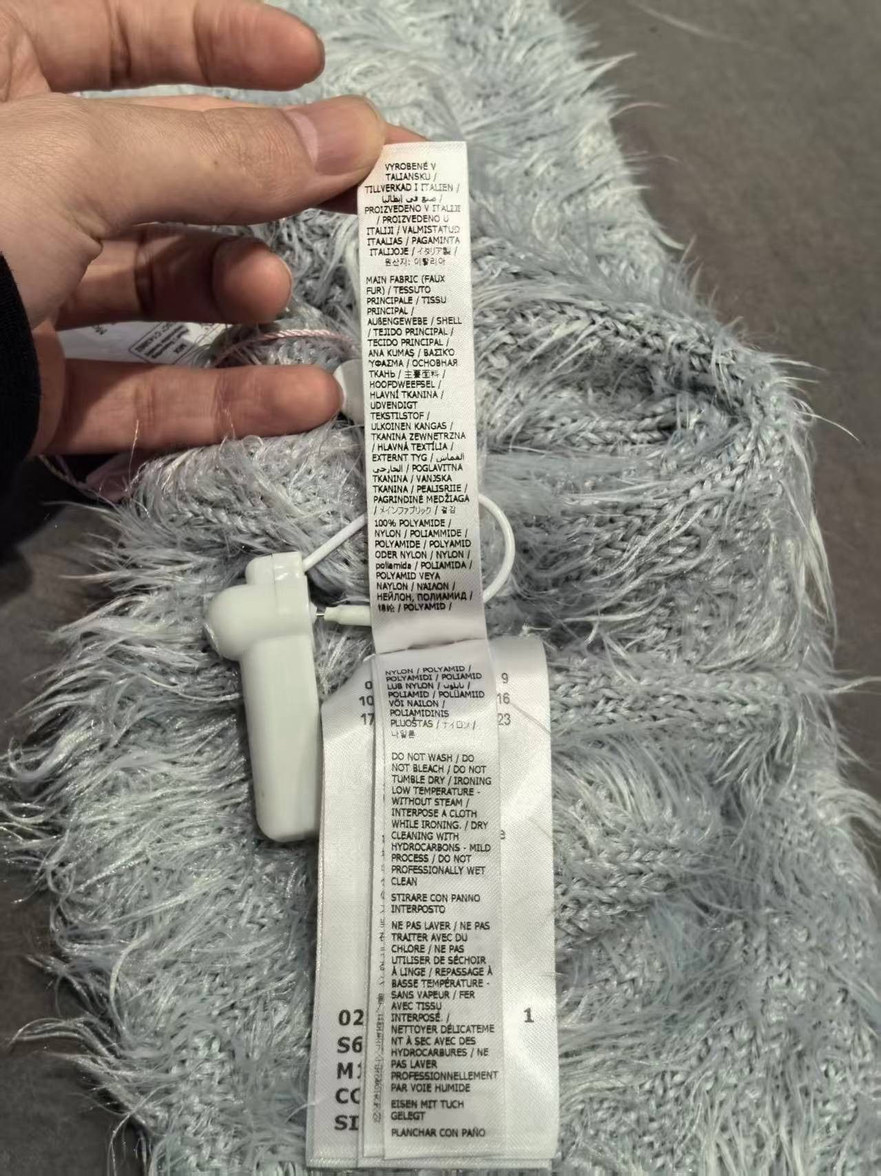 Maison Margiela NWT MM6 Maison Margiela Furry Scarf - Light Grey Size ONE SIZE - 12 Thumbnail